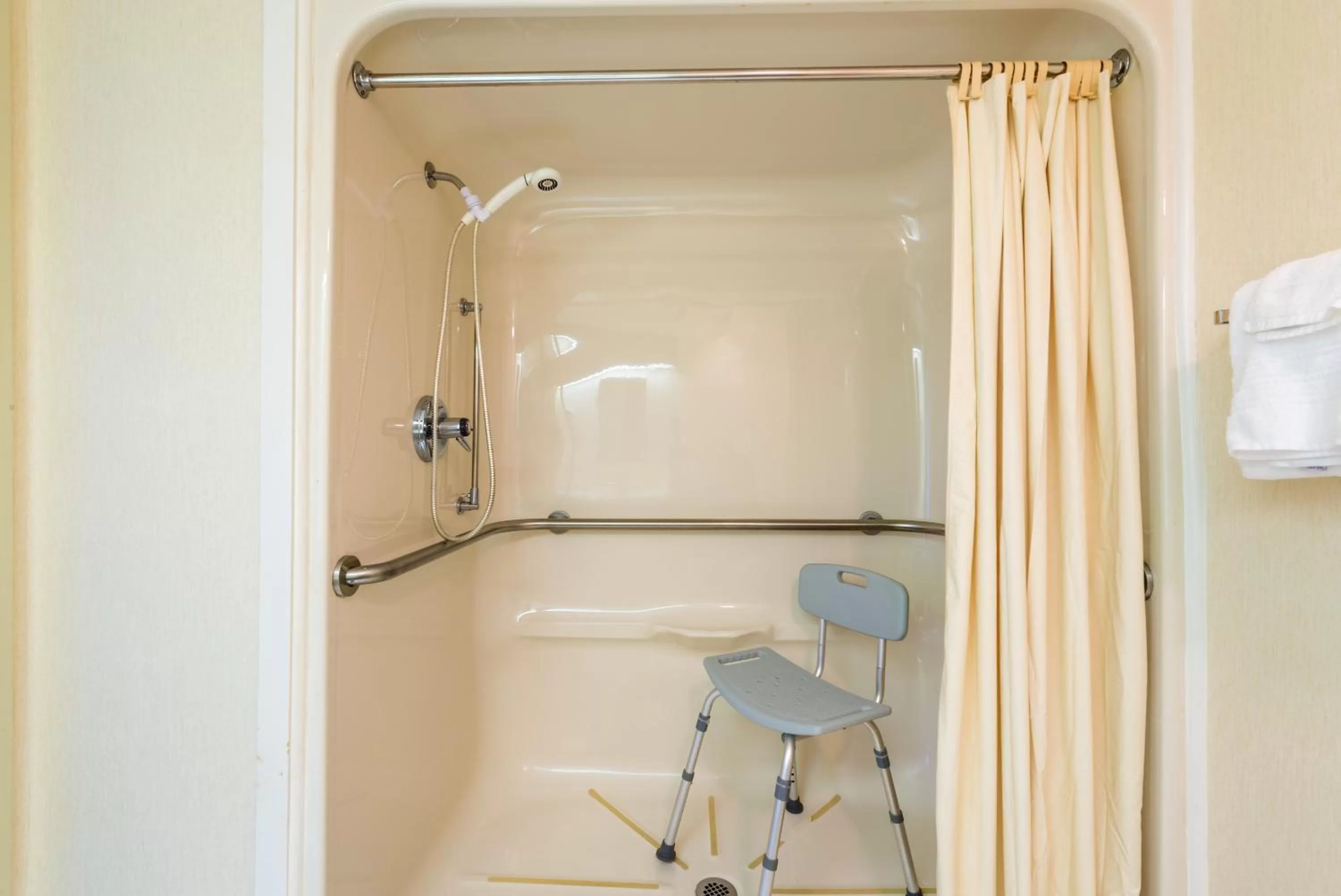 Queen Room - Disability Access/Non-Smoking in Days Inn by Wyndham Yadkinville