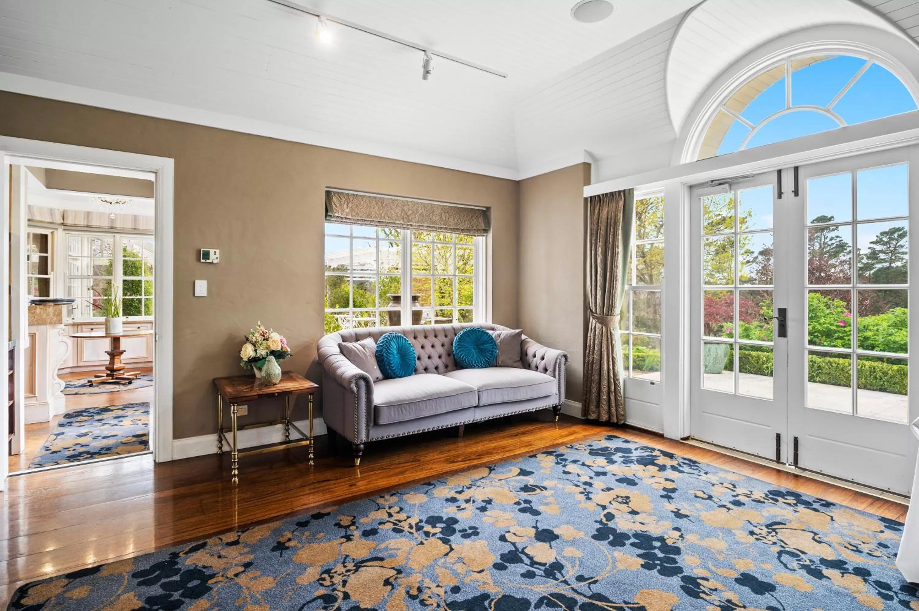Seating area, Bed in Parklands Country Gardens & Lodges Blue Mountains