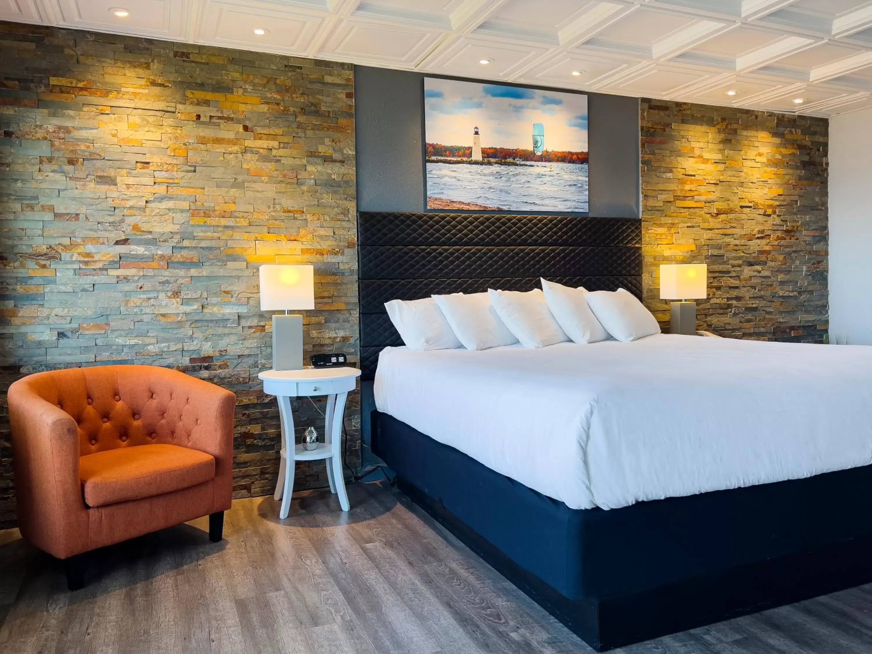 Lake View King Suite in Terrace Bay Hotel - Lakefront Lake View King Suite in Terrace Bay Hotel - Lakefront