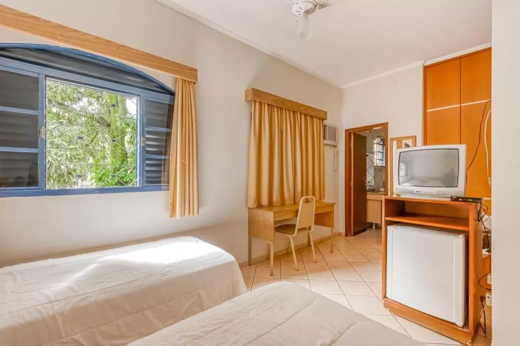 Bedroom, TV/Entertainment Center in Jardin Park Hotel