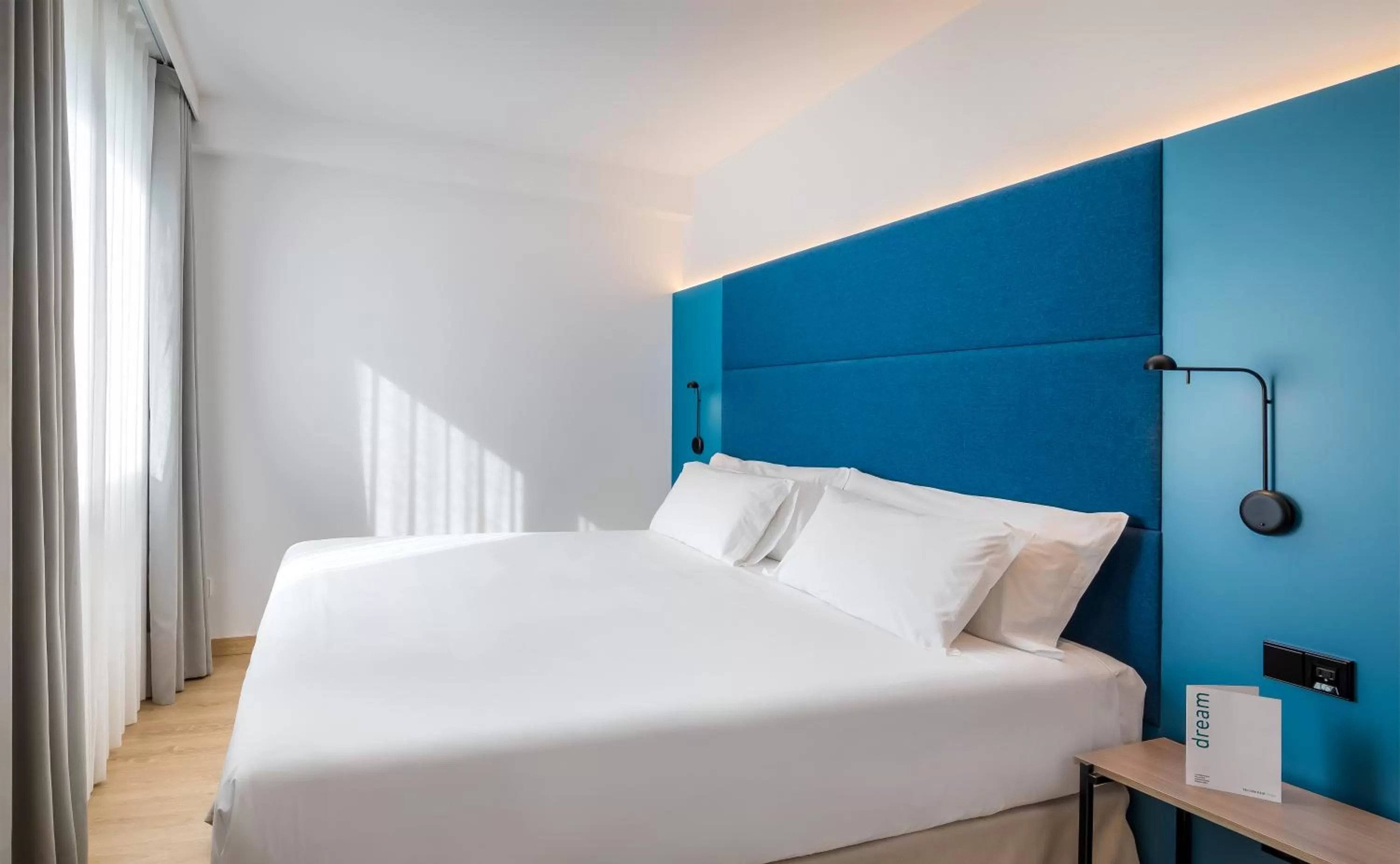 Photo of the whole room, Bed in Occidental Vigo