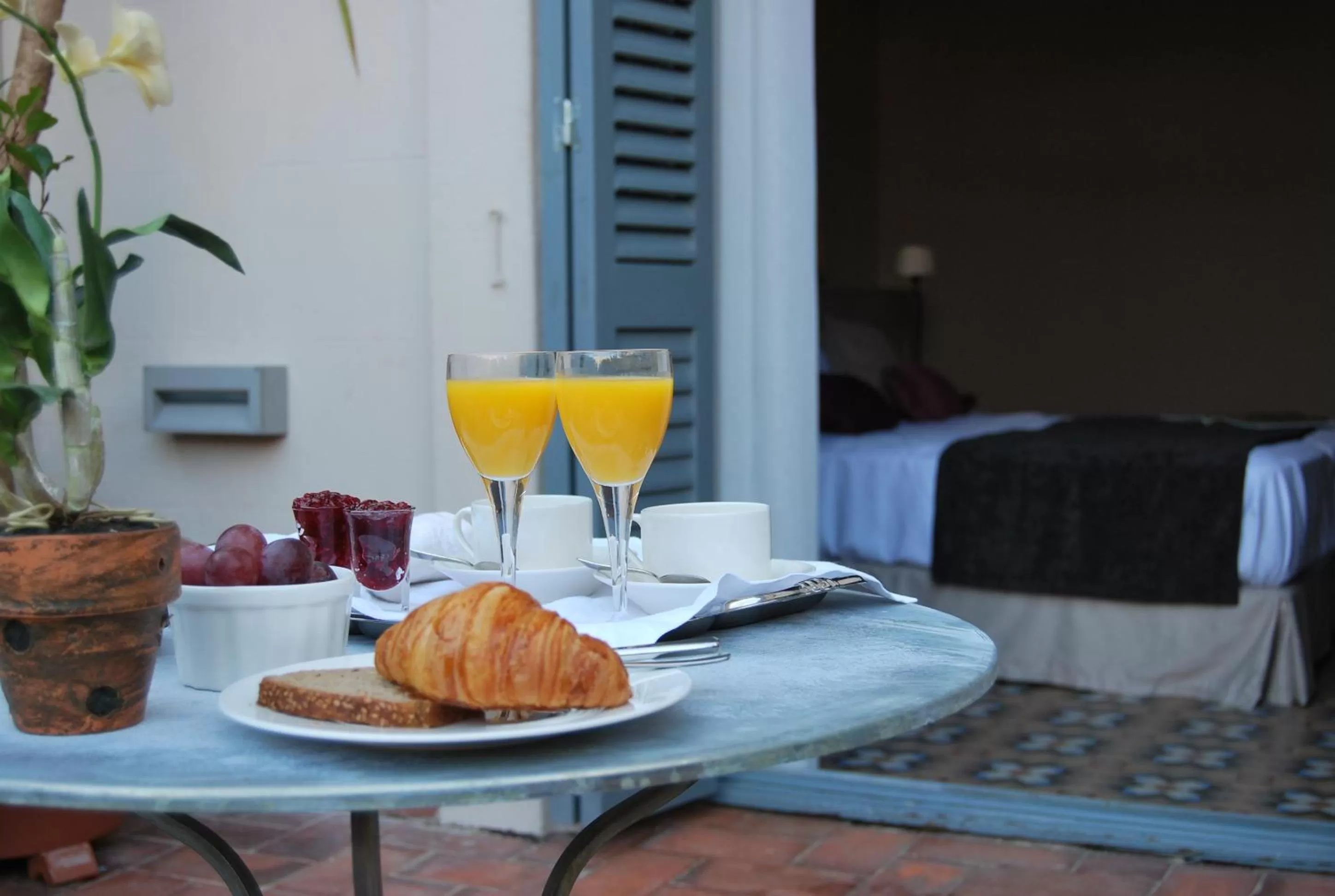 Breakfast in Circa 1905