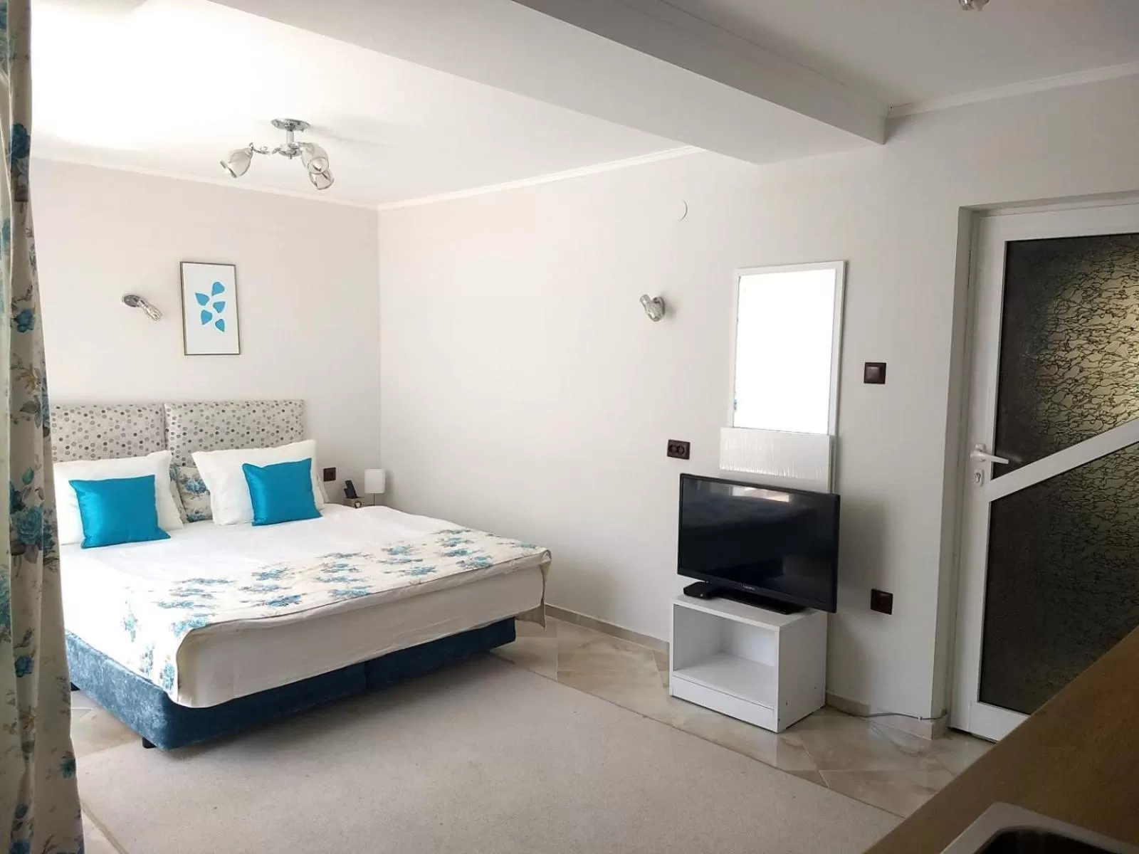 TV and multimedia, Bed in White Rose Family Guest House