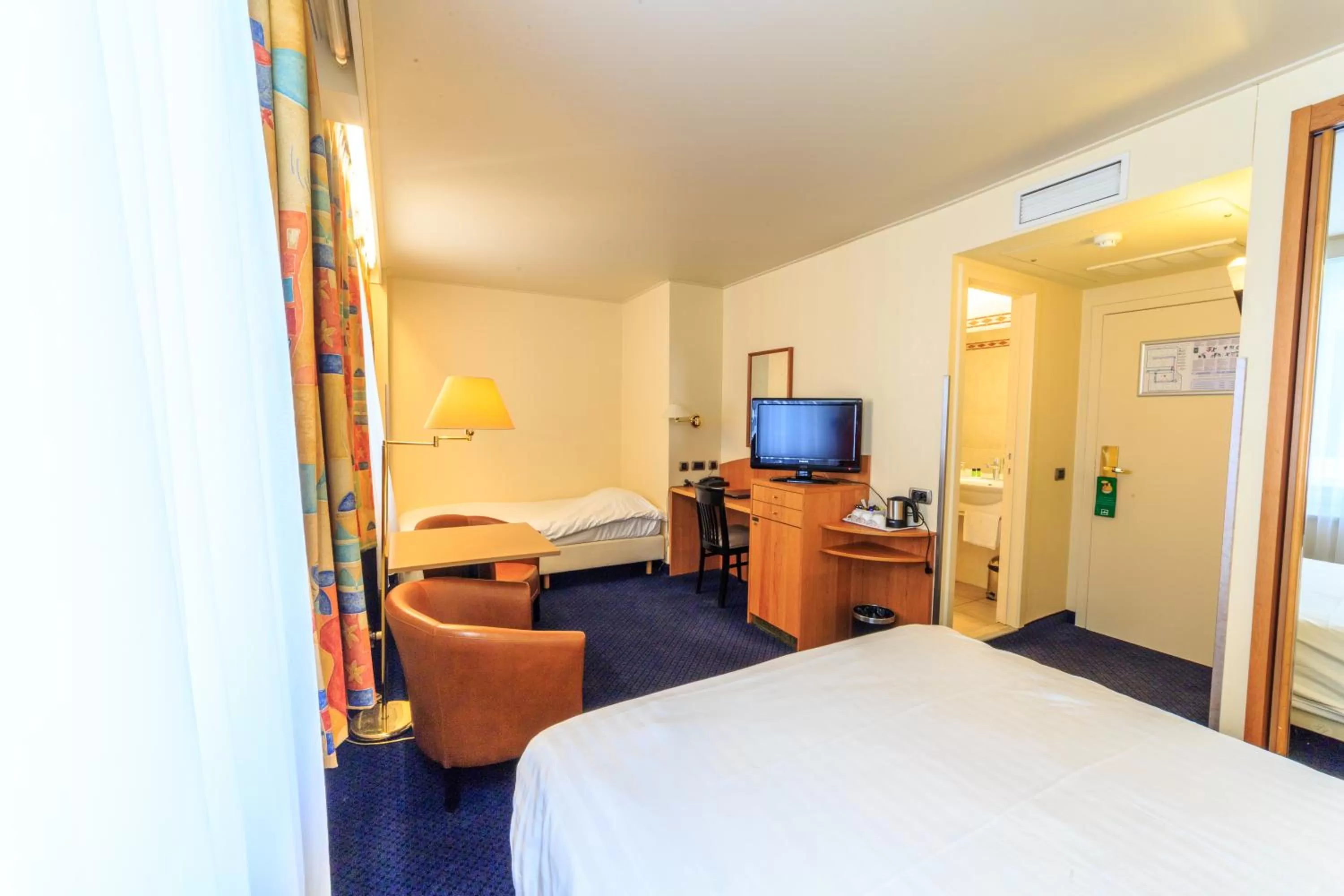 Photo of the whole room, Bed in Hotel Pacific