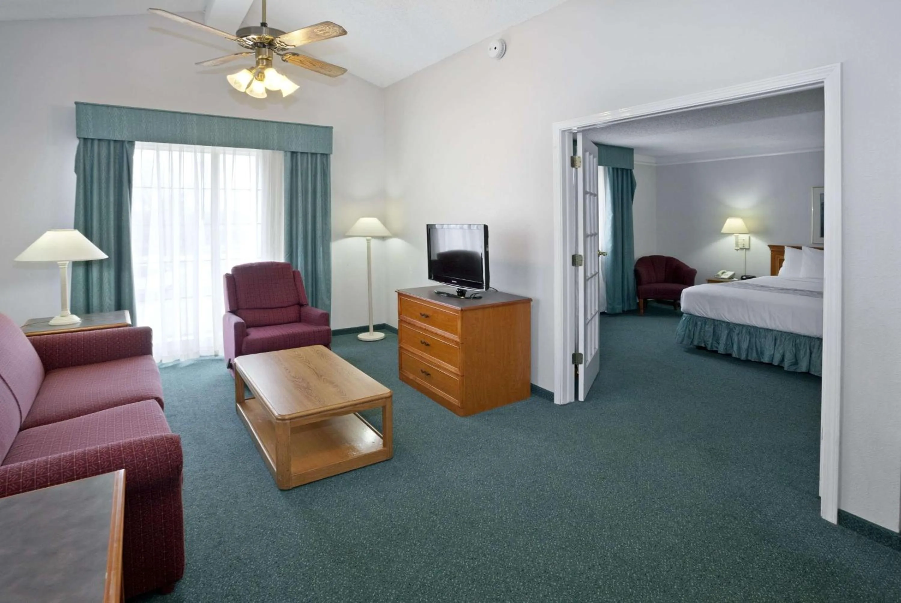 Photo of the whole room, Bed in La Quinta Inn by Wyndham Omaha West