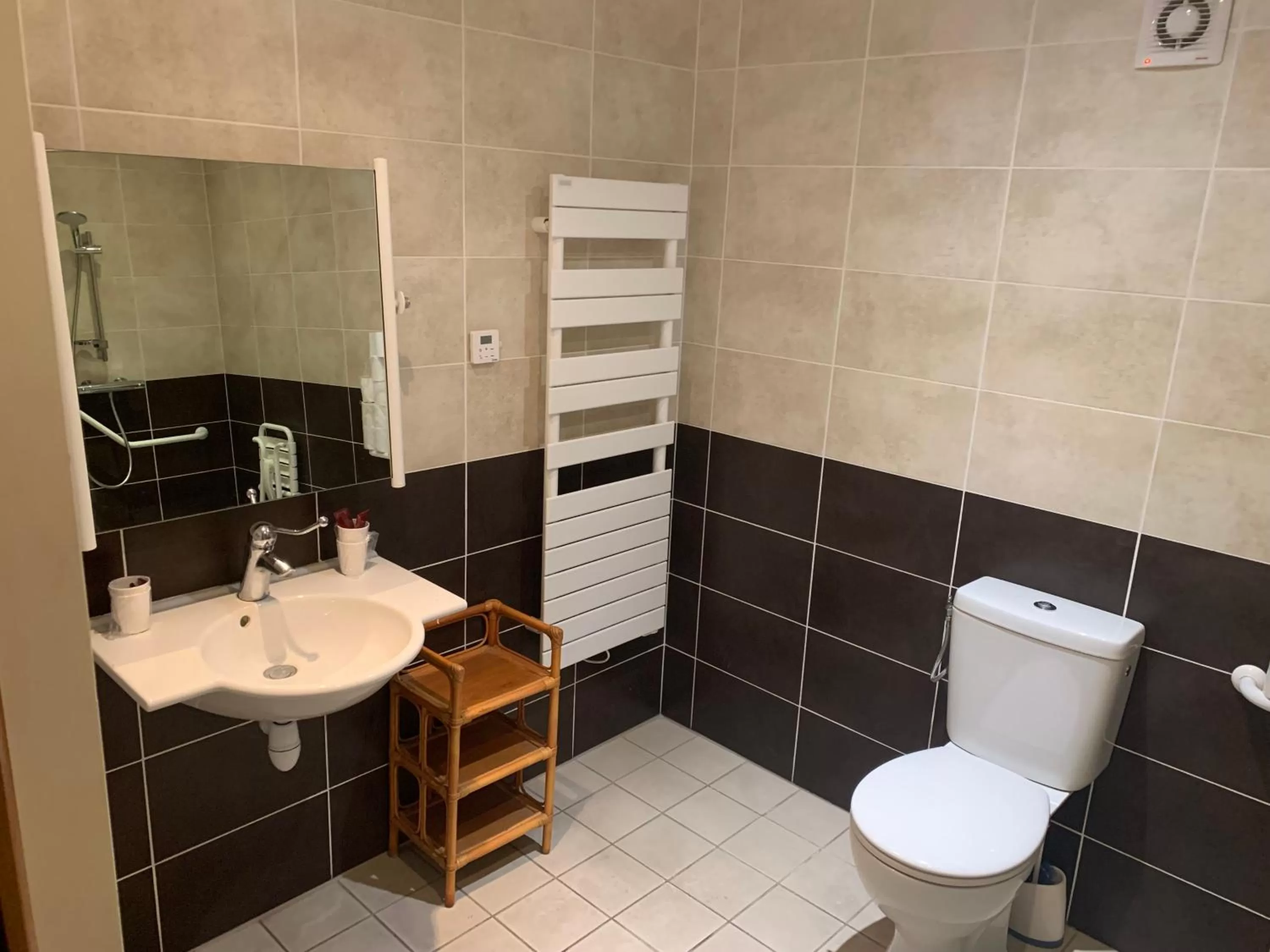 Bathroom in Hôtel Du Cheval Blanc Barcelonnette