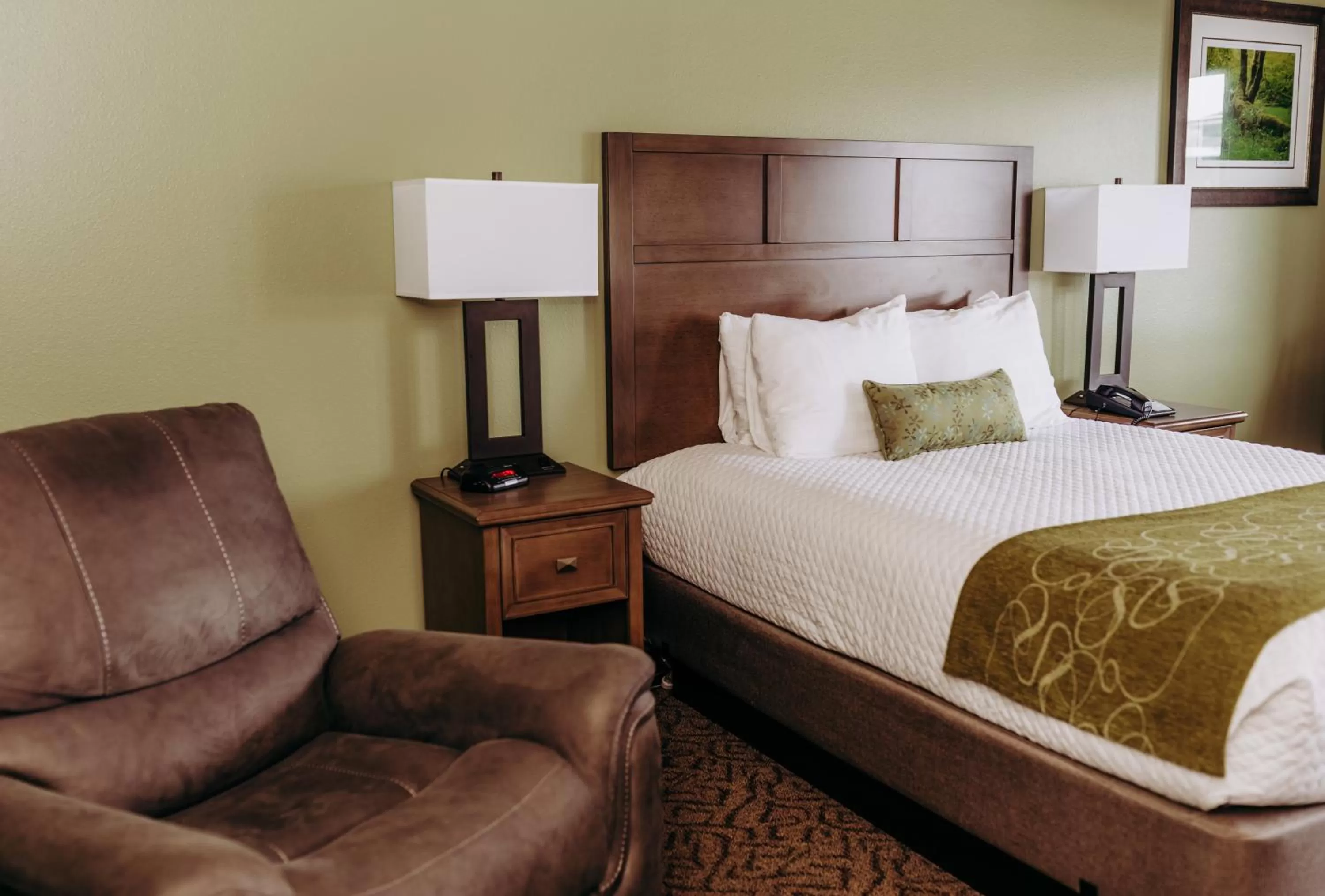 Bed in Pacific Inn Motel