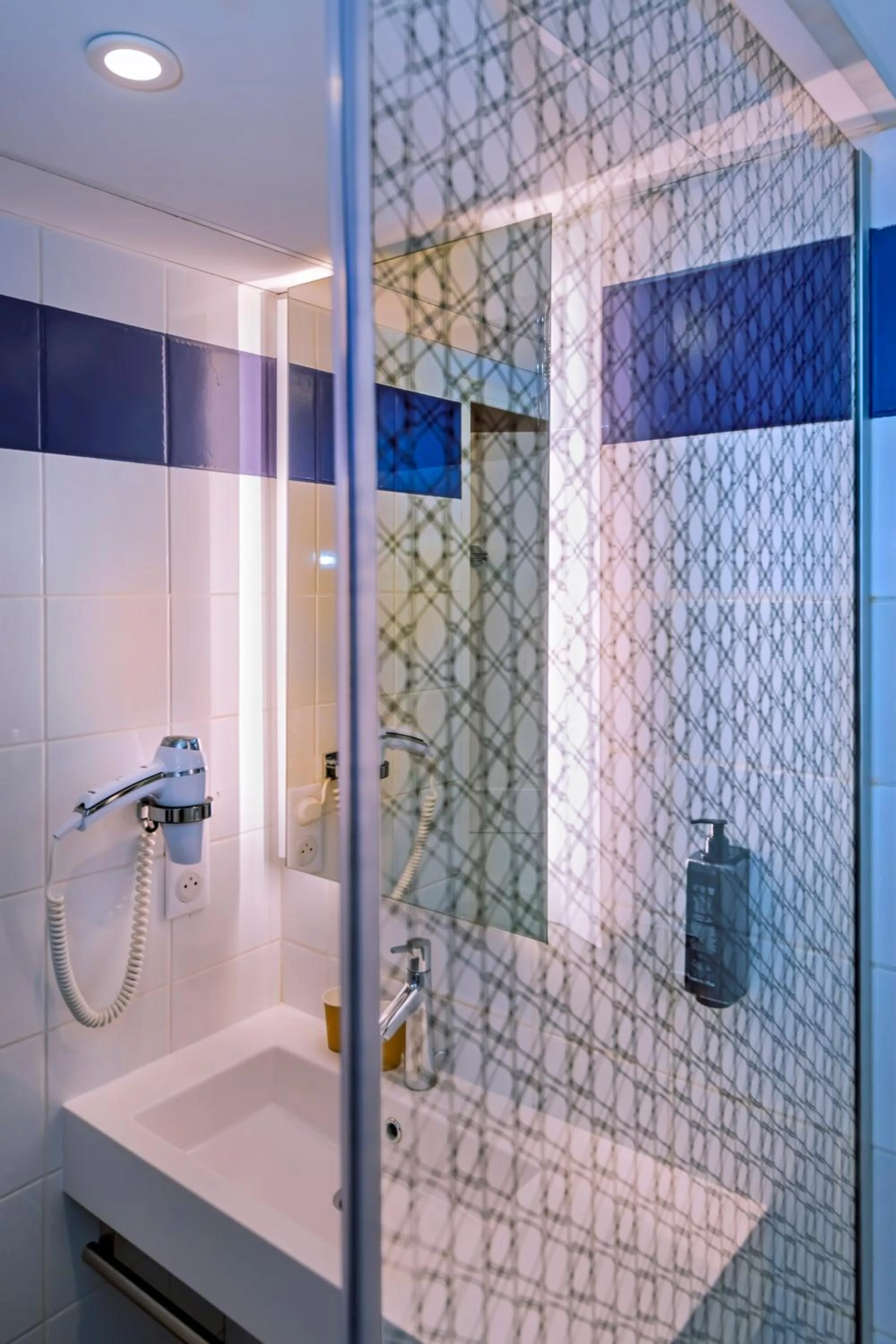 Shower in ibis Styles Strasbourg Stade de la Meinau