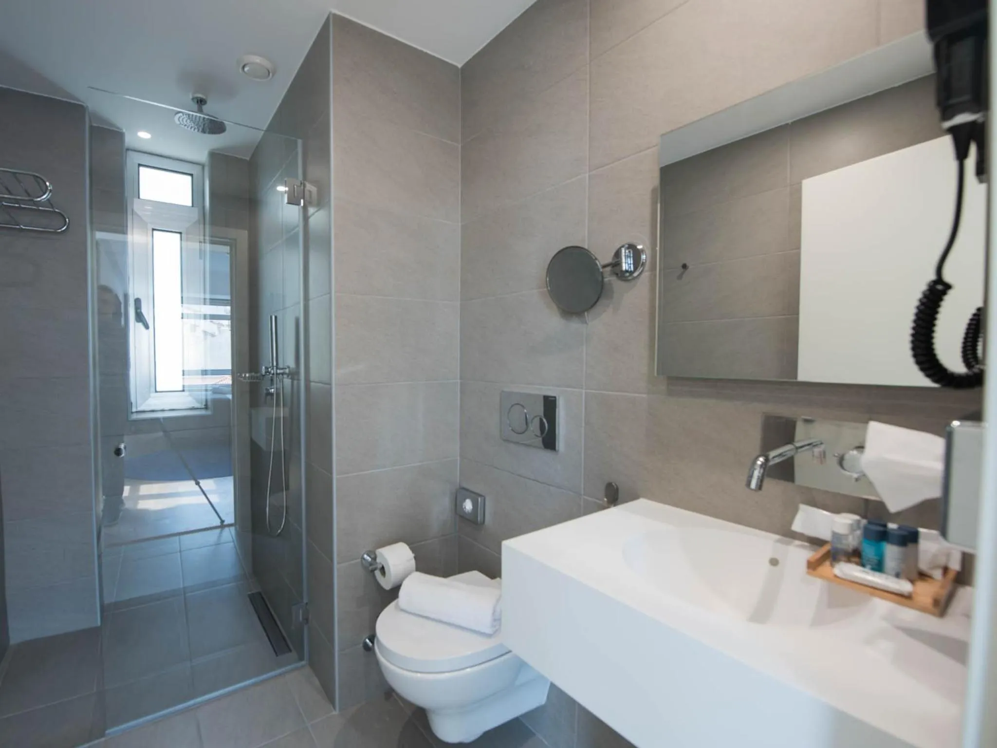 Shower in room00 Lisboa Hostel