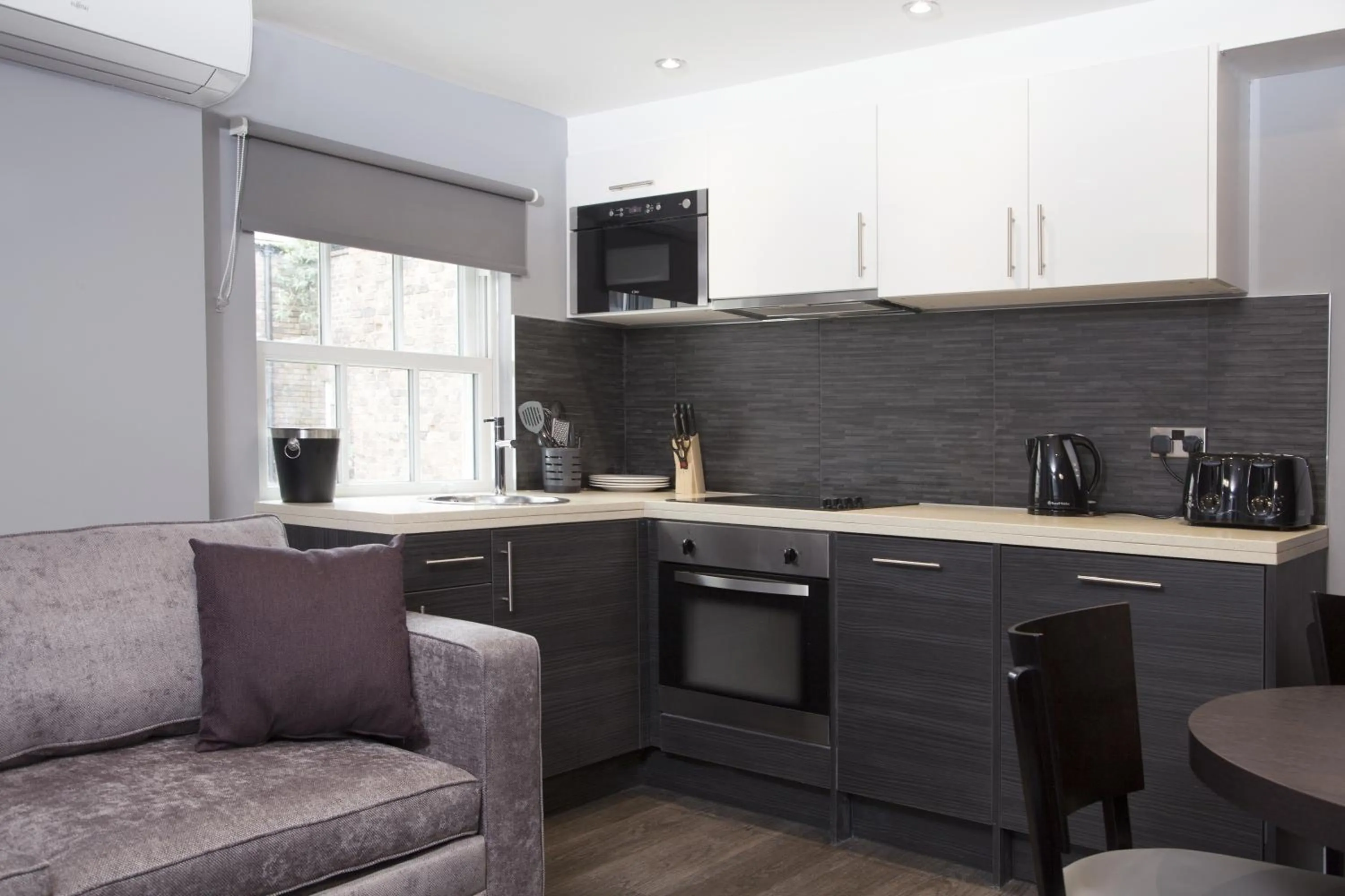 Superior- Luxe Studio (Sleeps 4) in EPIC Apart Hotel - Duke Street