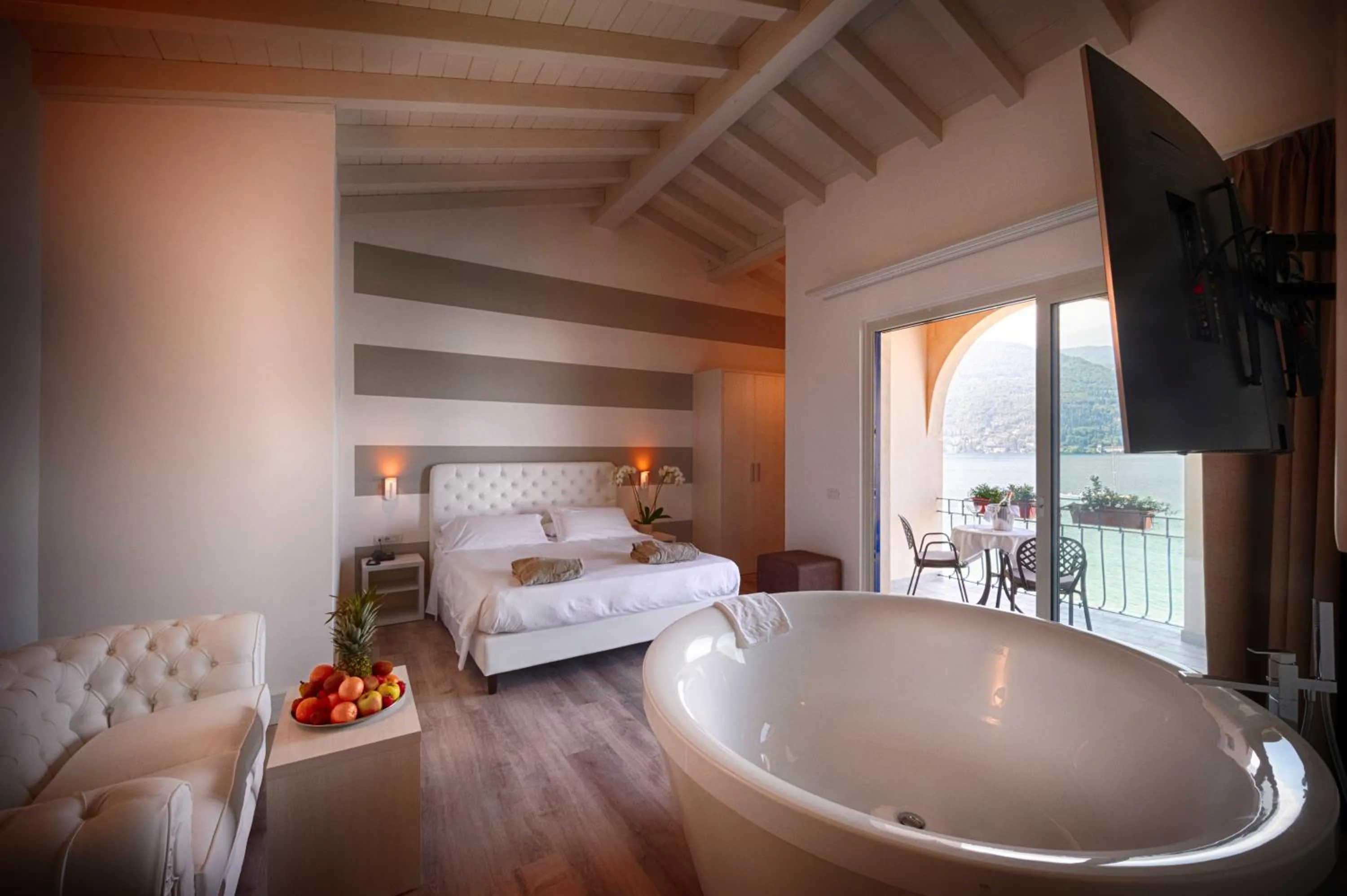 Photo of the whole room, Bed in Bella Hotel & Restaurant with private dock for mooring boats