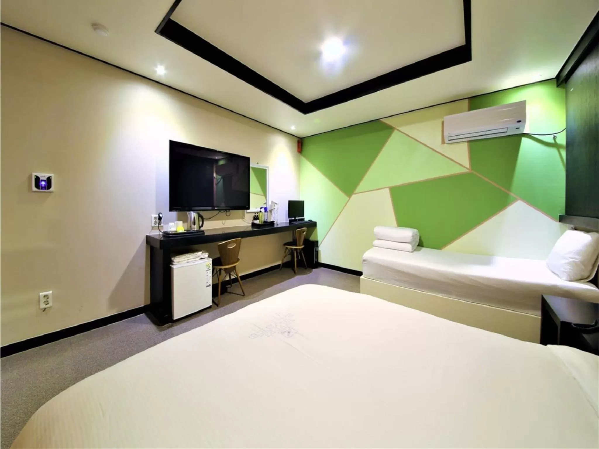 TV and multimedia, Bed in Elysee Hotel