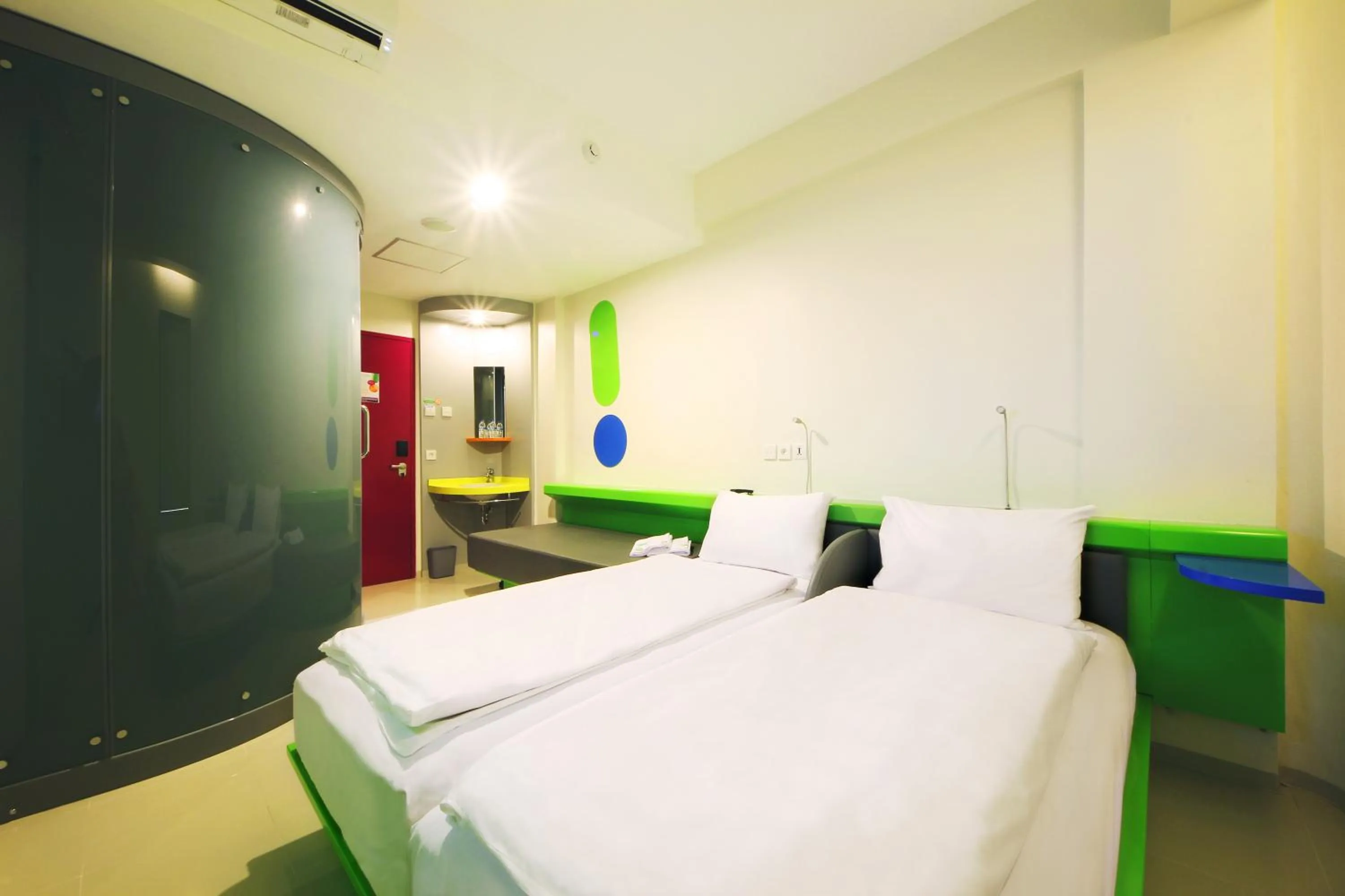 Photo of the whole room, Bed in POP! Hotel Tanjung Karang
