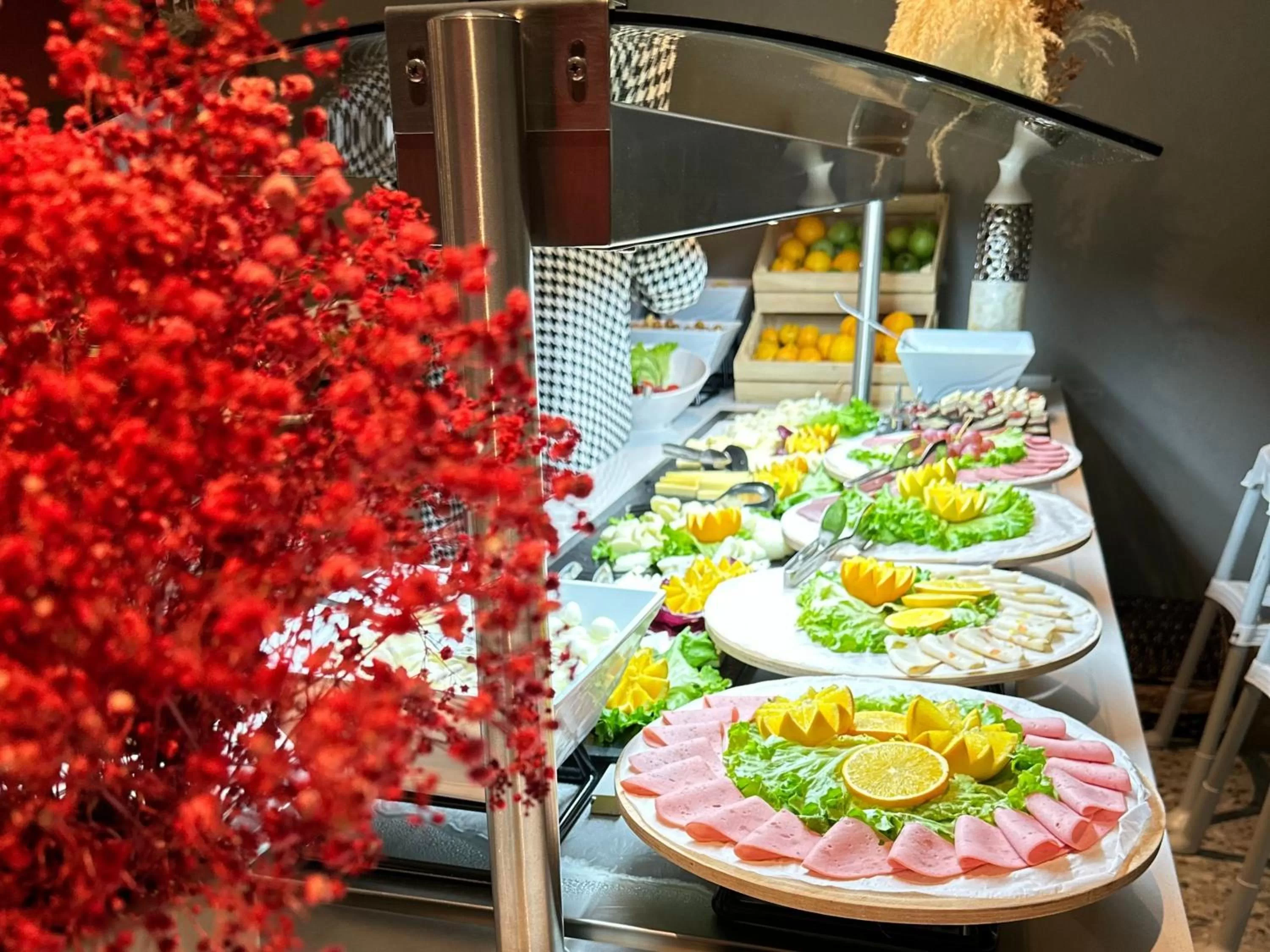 Food and drinks in Edition Old City Hotel