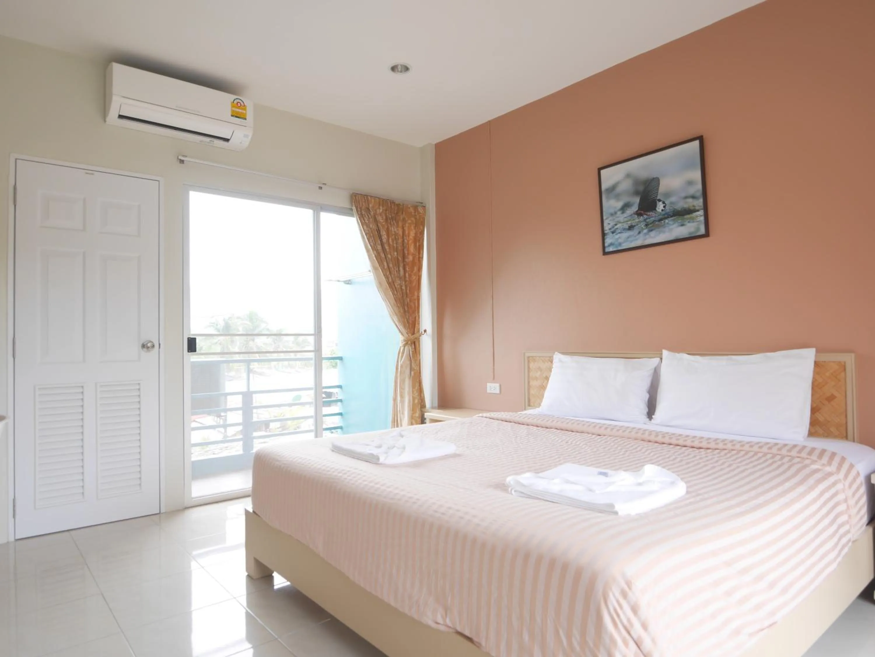 Photo of the whole room, Bed in Forest Bungalows & Mama's Restaurant