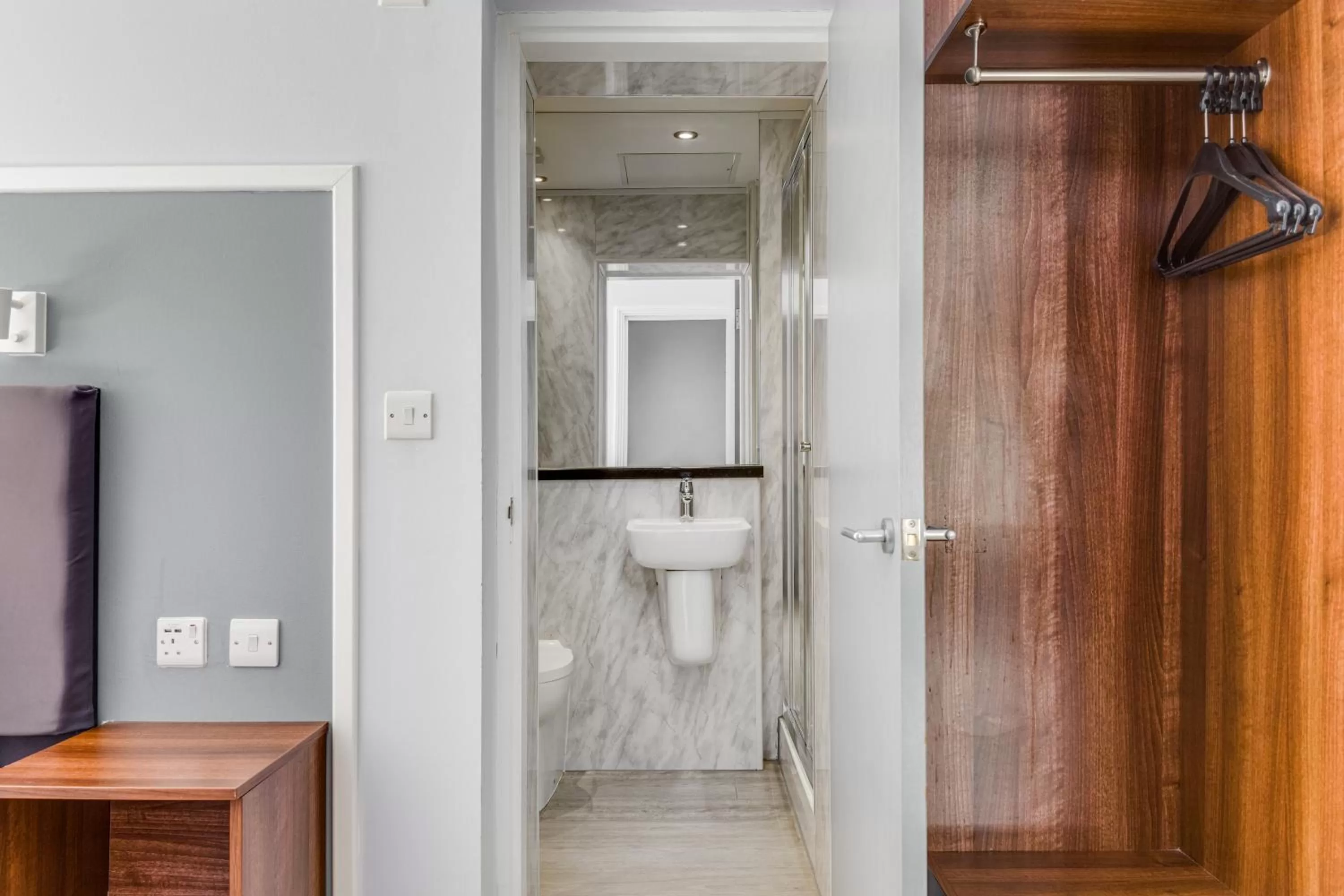 Shower in 1 Lexham Gardens Hotel