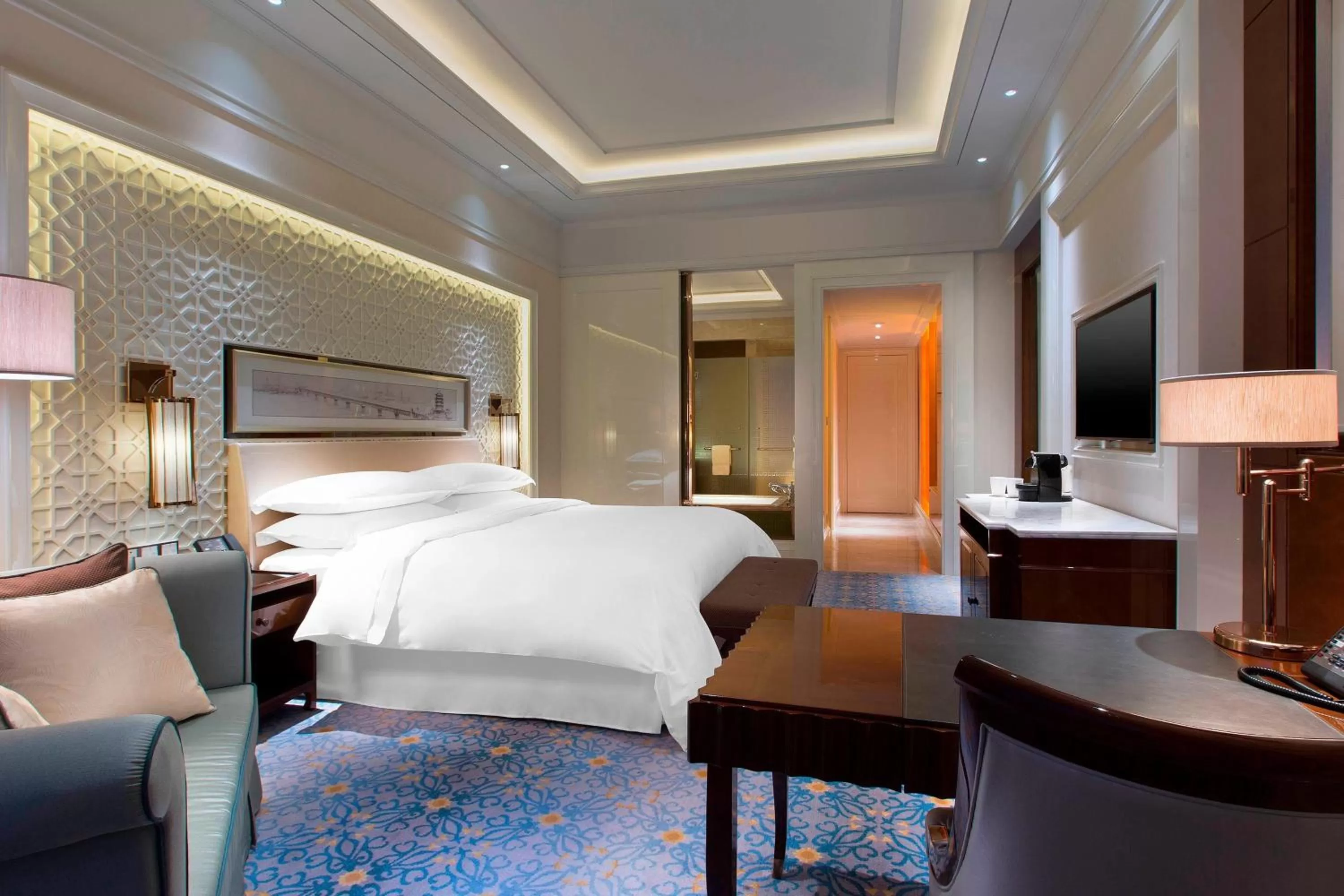 Photo of the whole room, Bed in Sheraton Grand Wuhan Hankou Hotel
