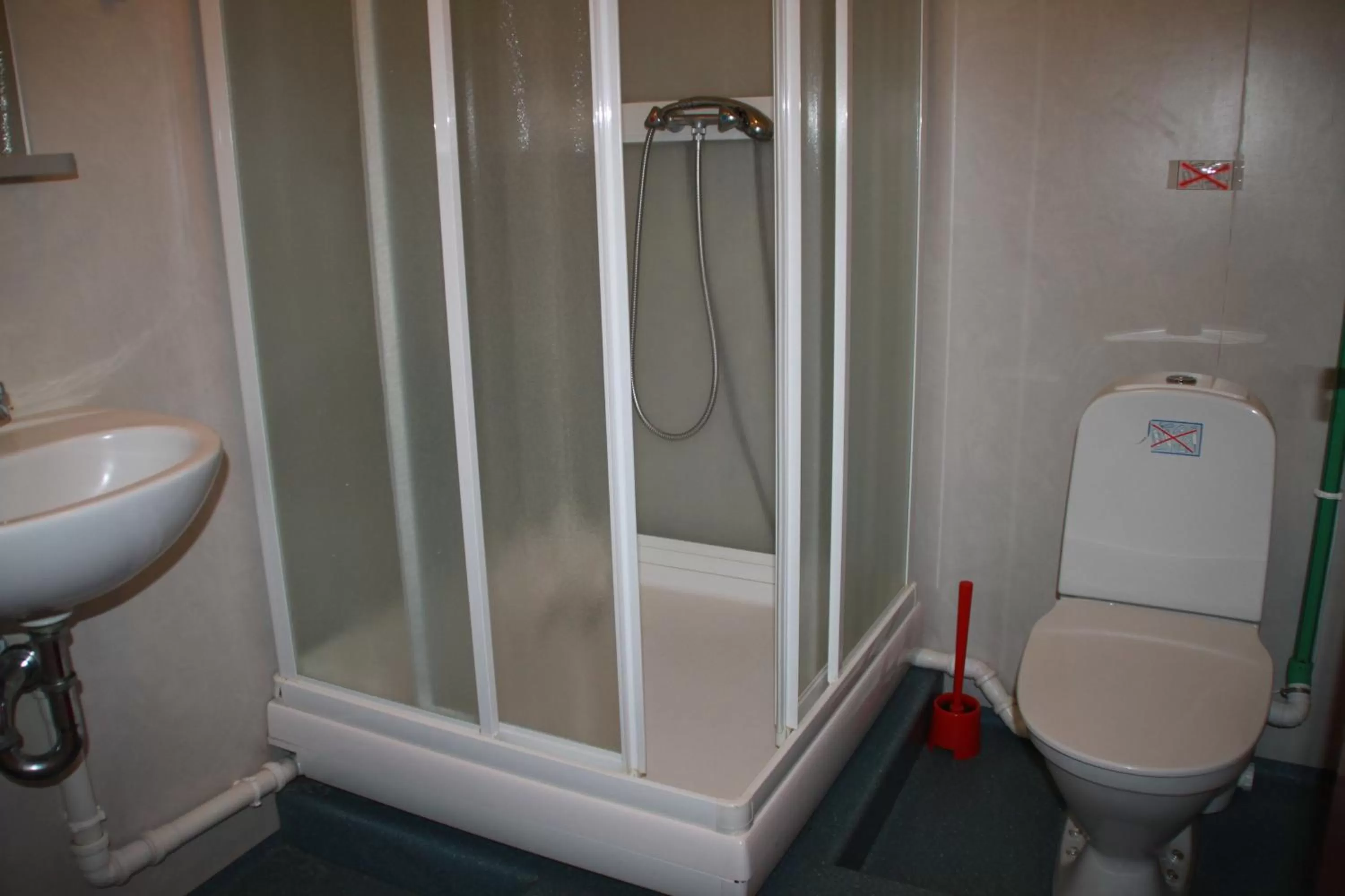 Shower in 101 Guesthouse Hotel