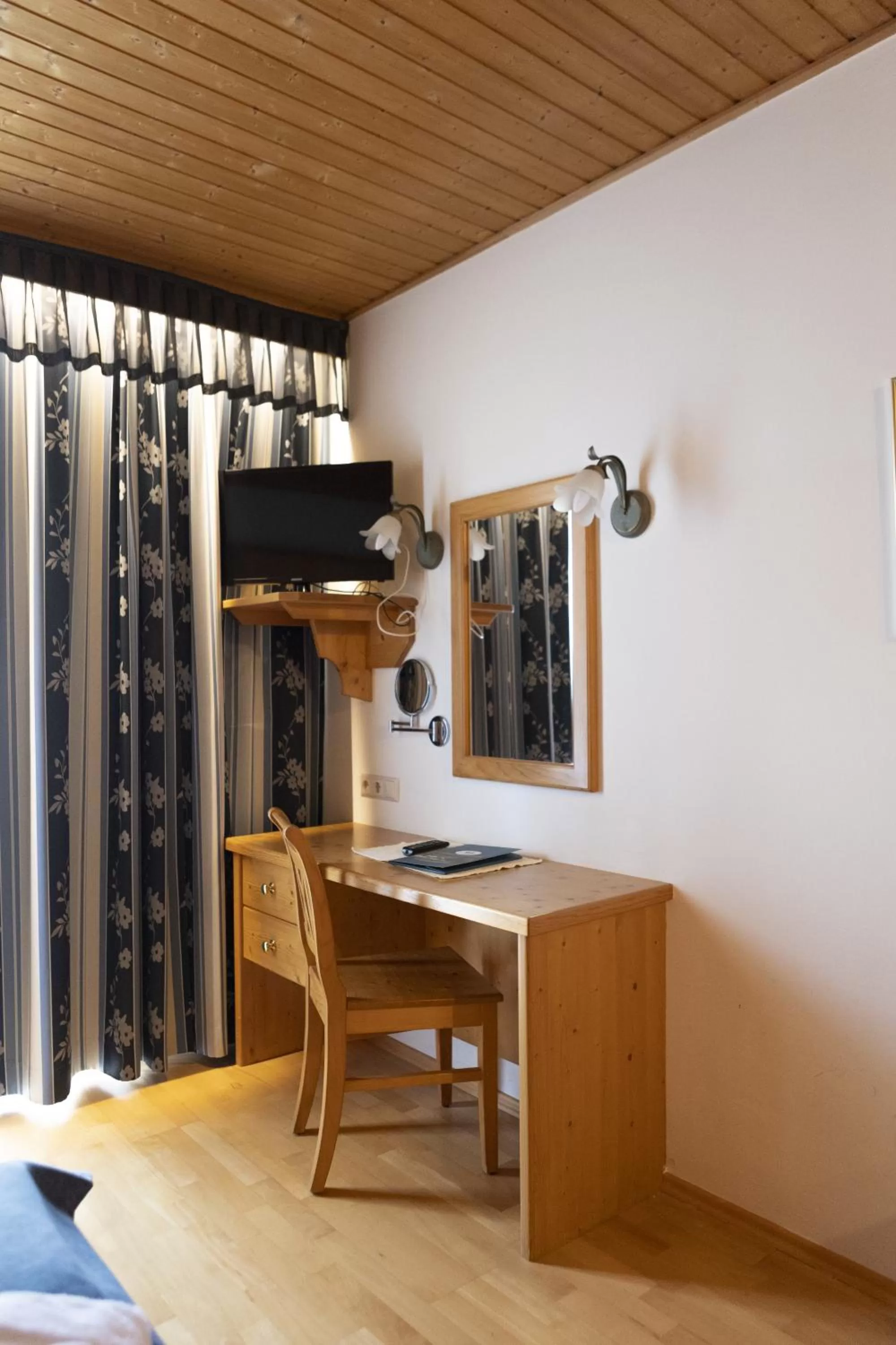 Communal lounge/ TV room in Hotel Paradiesquelle