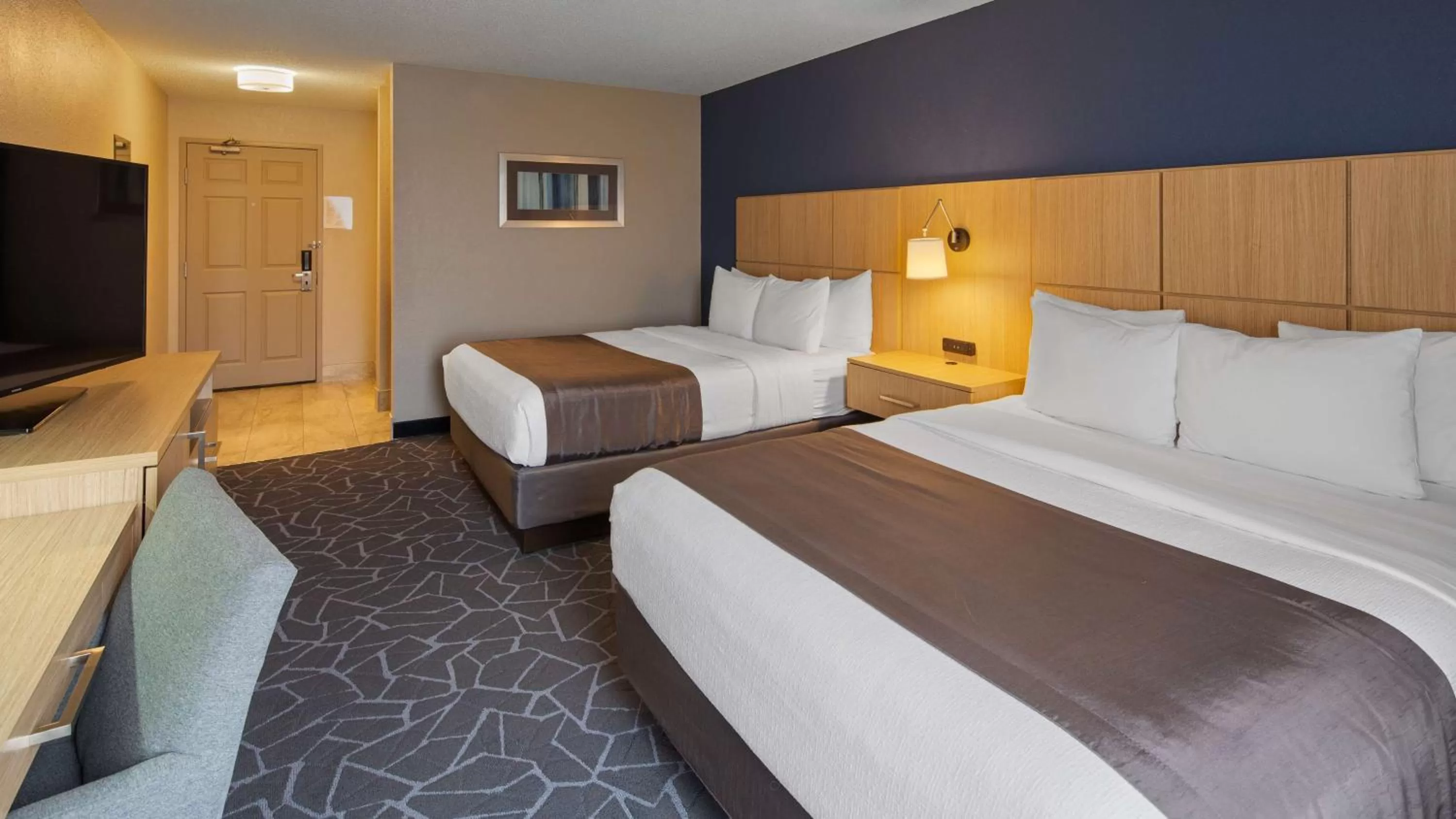 Queen Room with Two Queen Beds and Bath Tub - Mobility Accessible in Best Western Eau Claire South