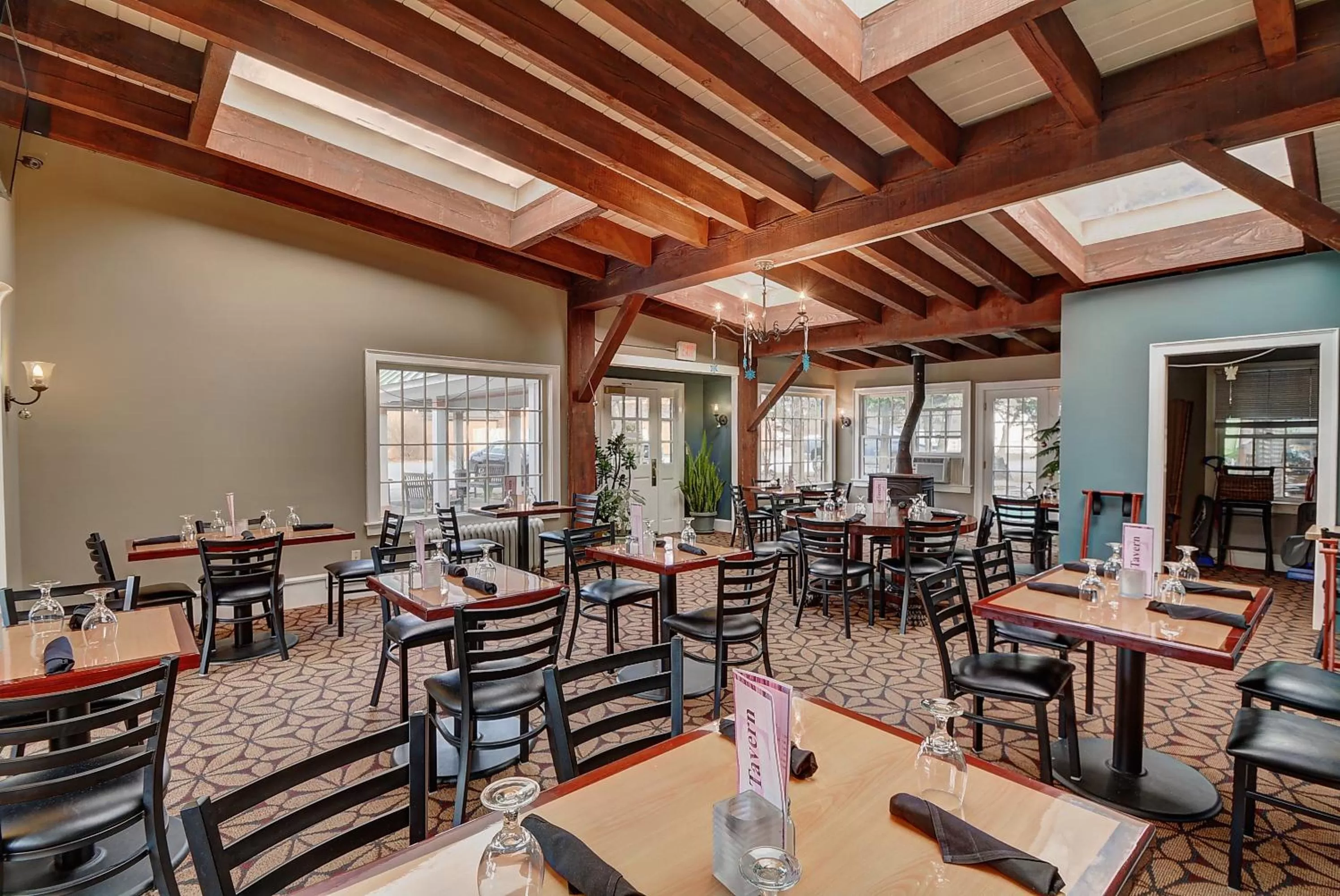 Restaurant/places to eat in Colonial Motel and Spa