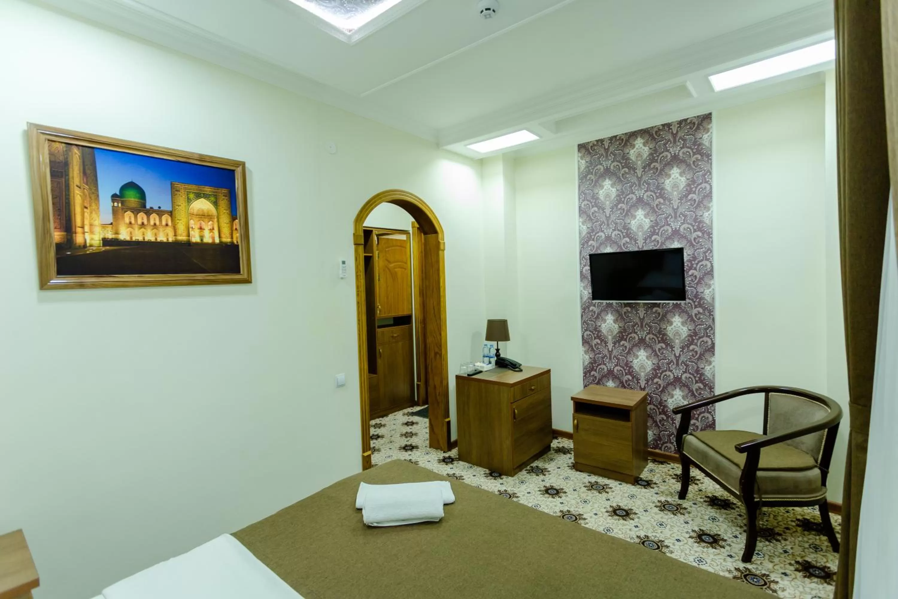Bed, TV/Entertainment Center in Gala Osiyo Samarkand