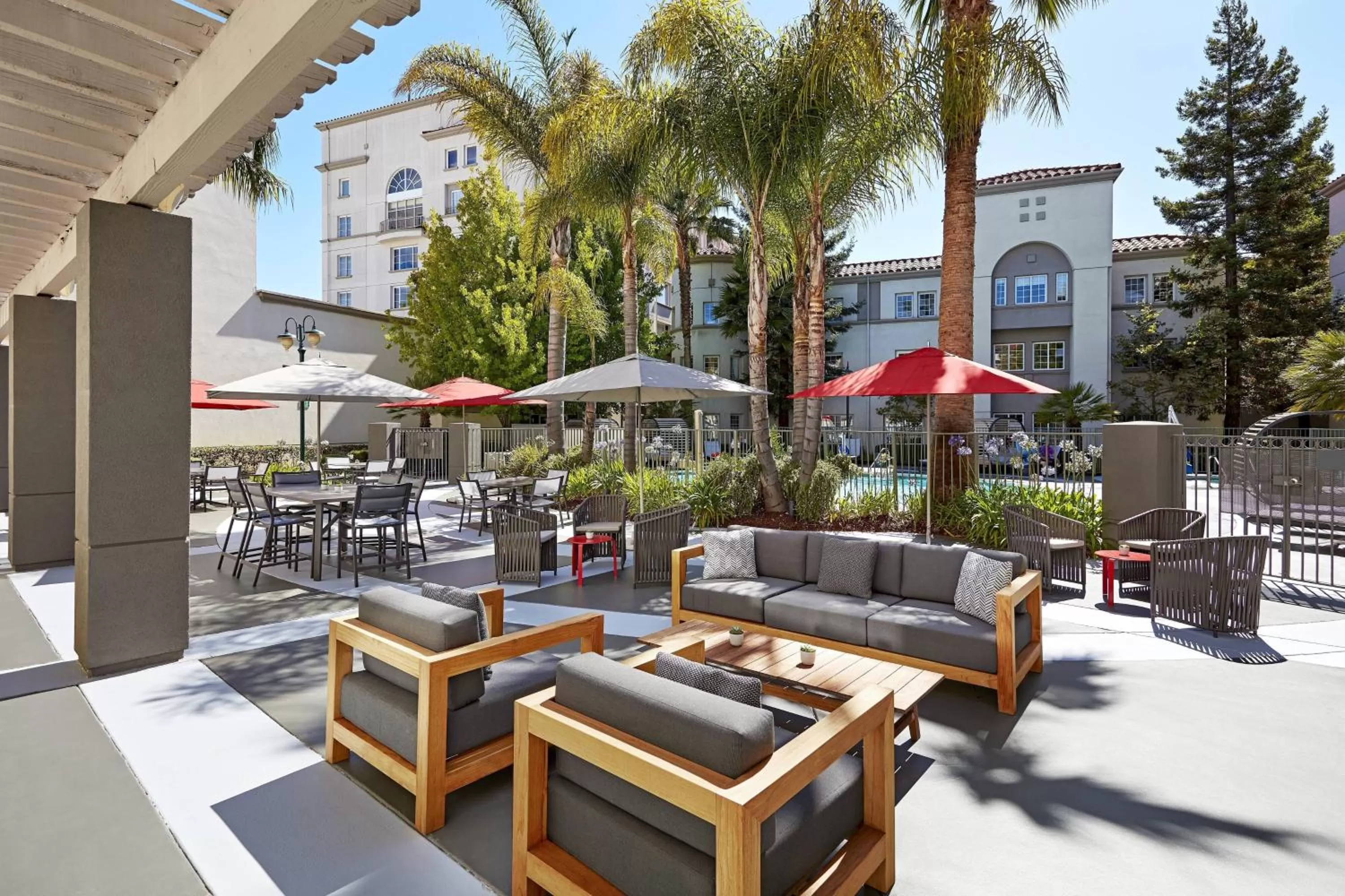 Swimming pool in San Mateo Marriott San Francisco Airport