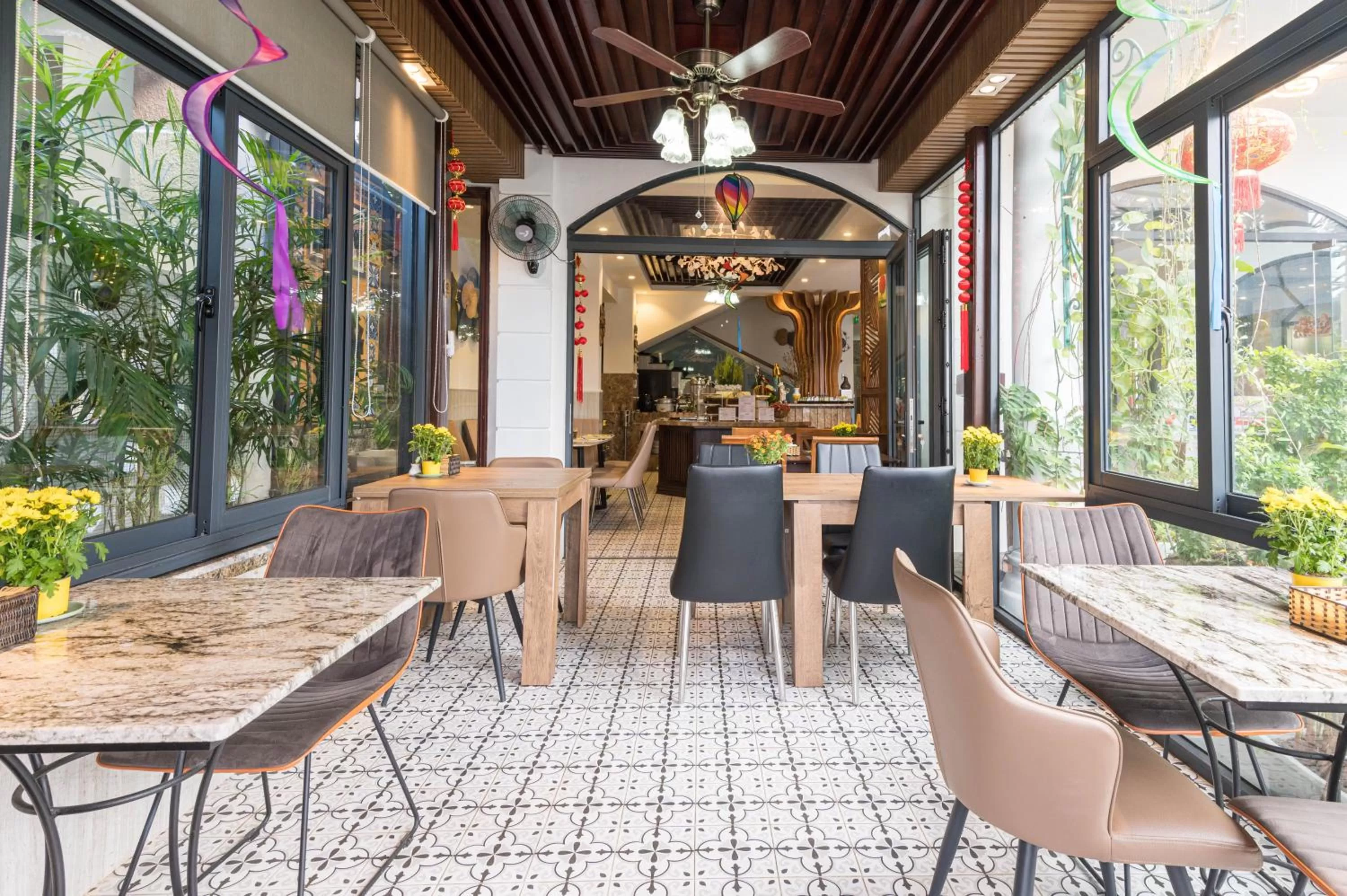 Restaurant/places to eat in Hoang Trinh Hotel