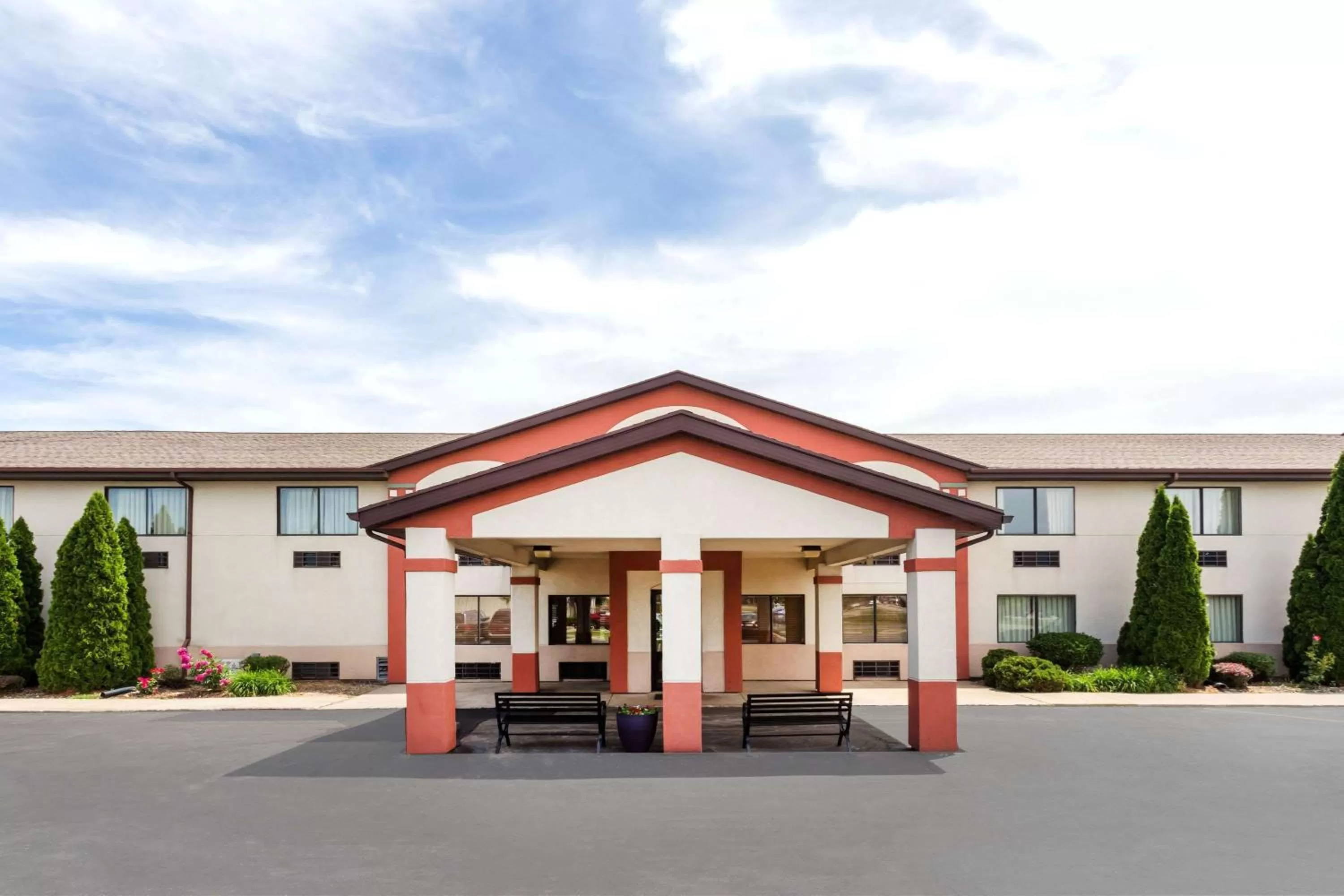 Property building in Super 8 by Wyndham Plymouth