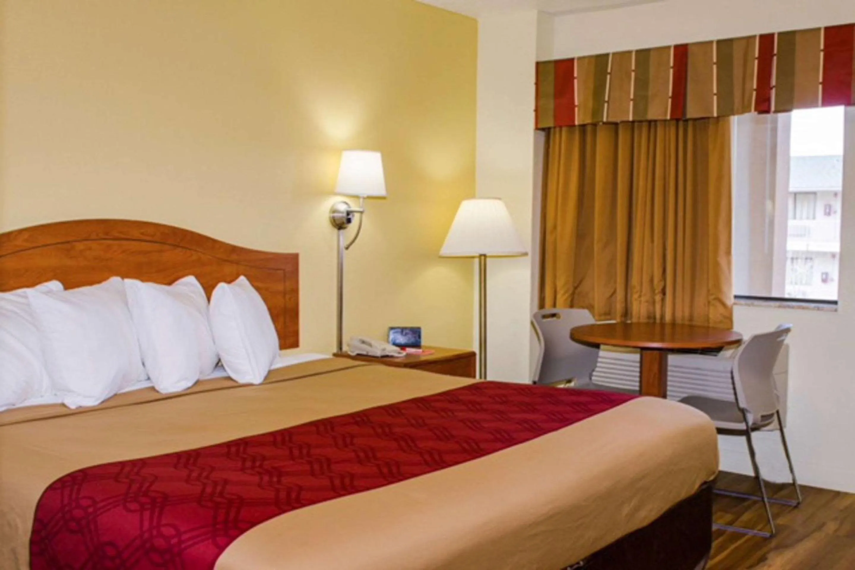 Bedroom in Econo Lodge Albuquerque East