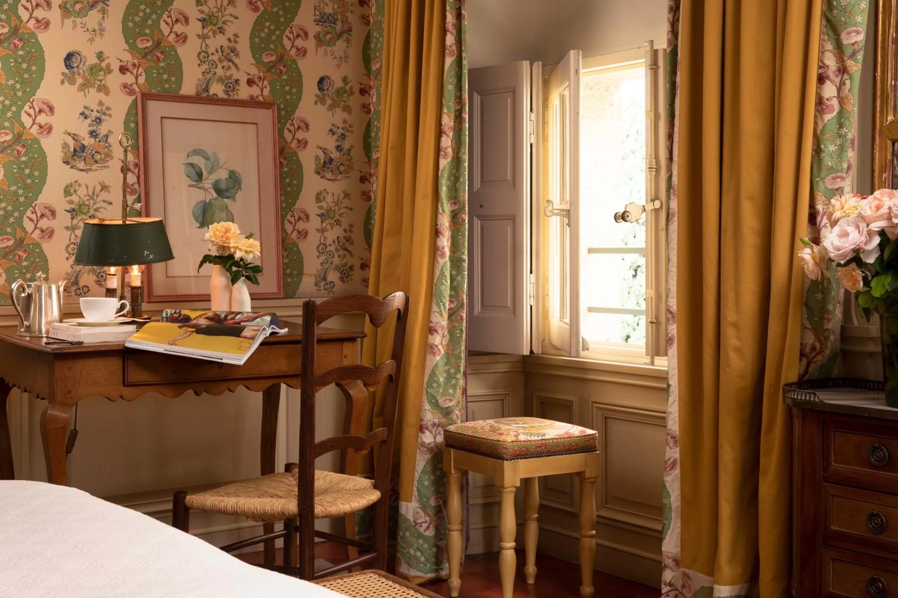 Seating area, Bed in La Mirande