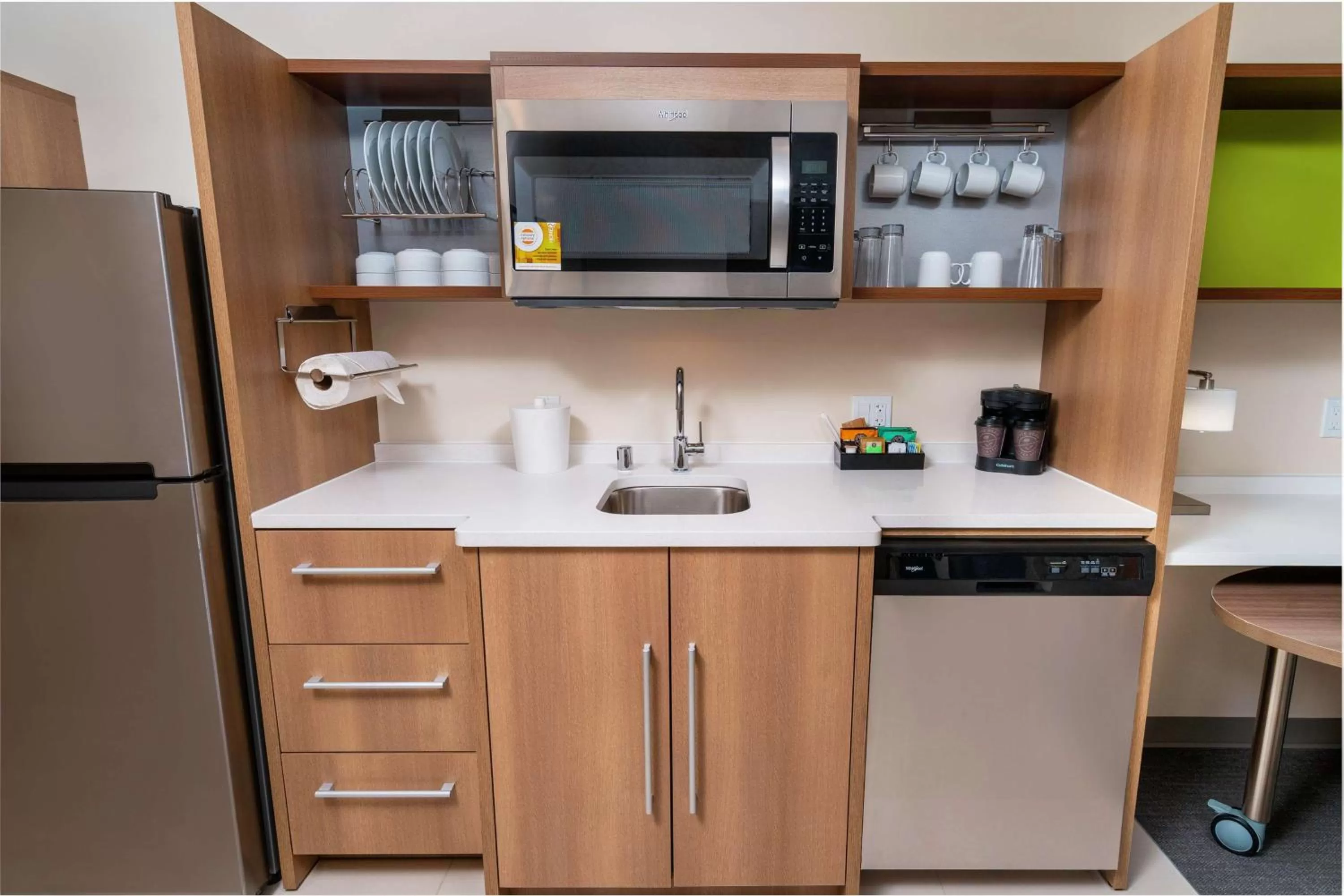 Kitchen or kitchenette in Home2 Suites By Hilton Roseville Sacramento