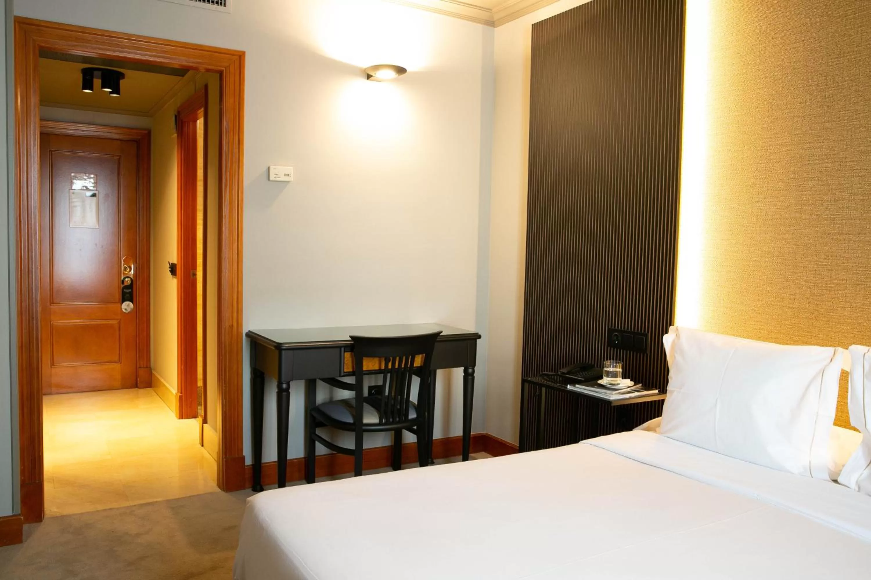 Bedroom, Bed in Hotel Sercotel Ciudad de Oviedo