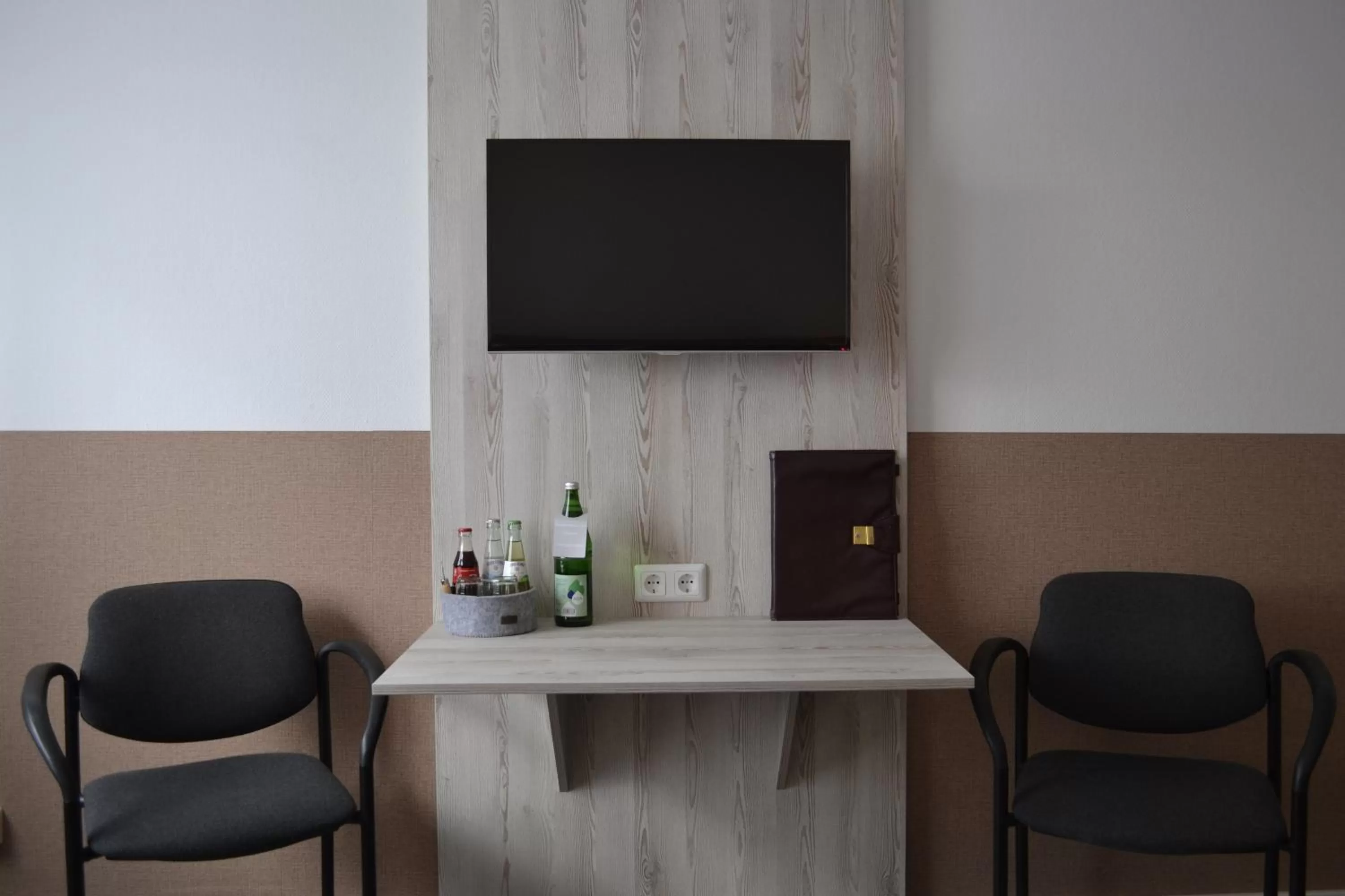 TV and multimedia, TV/Entertainment Center in Hotel-Café-Galerie