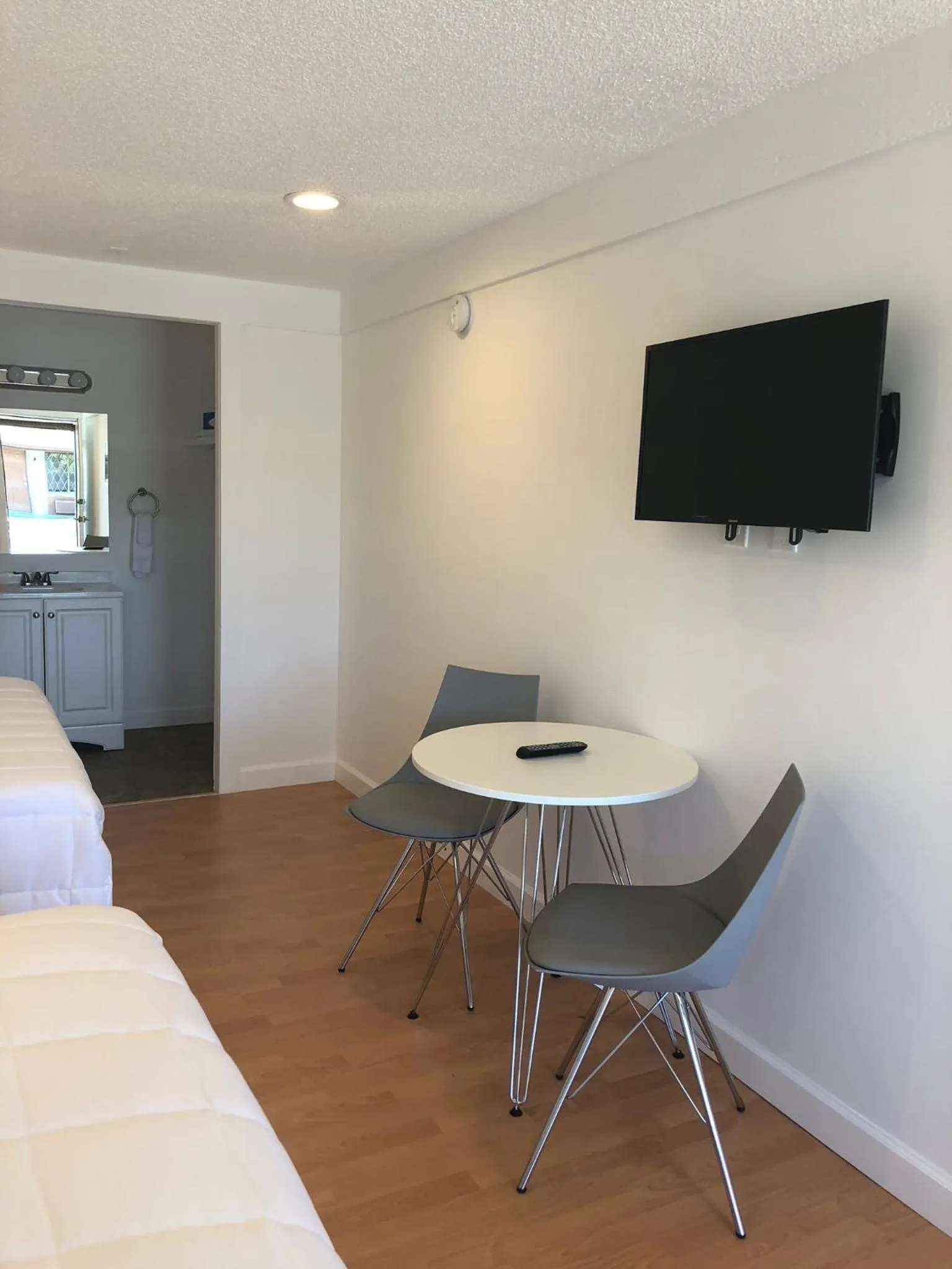 TV and multimedia, Bed in Spinnaker Inn of Naples