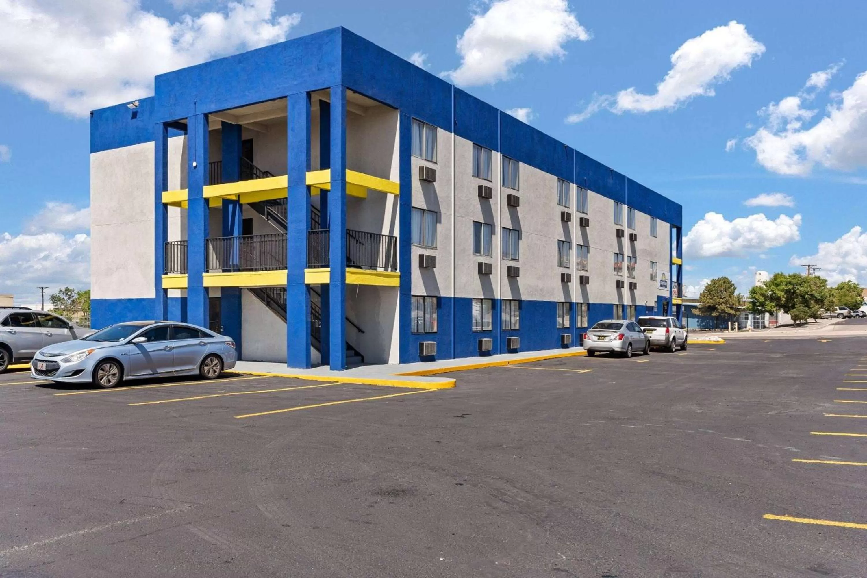 Property building in Days-Inn by Wyndham Albuquerque I-25