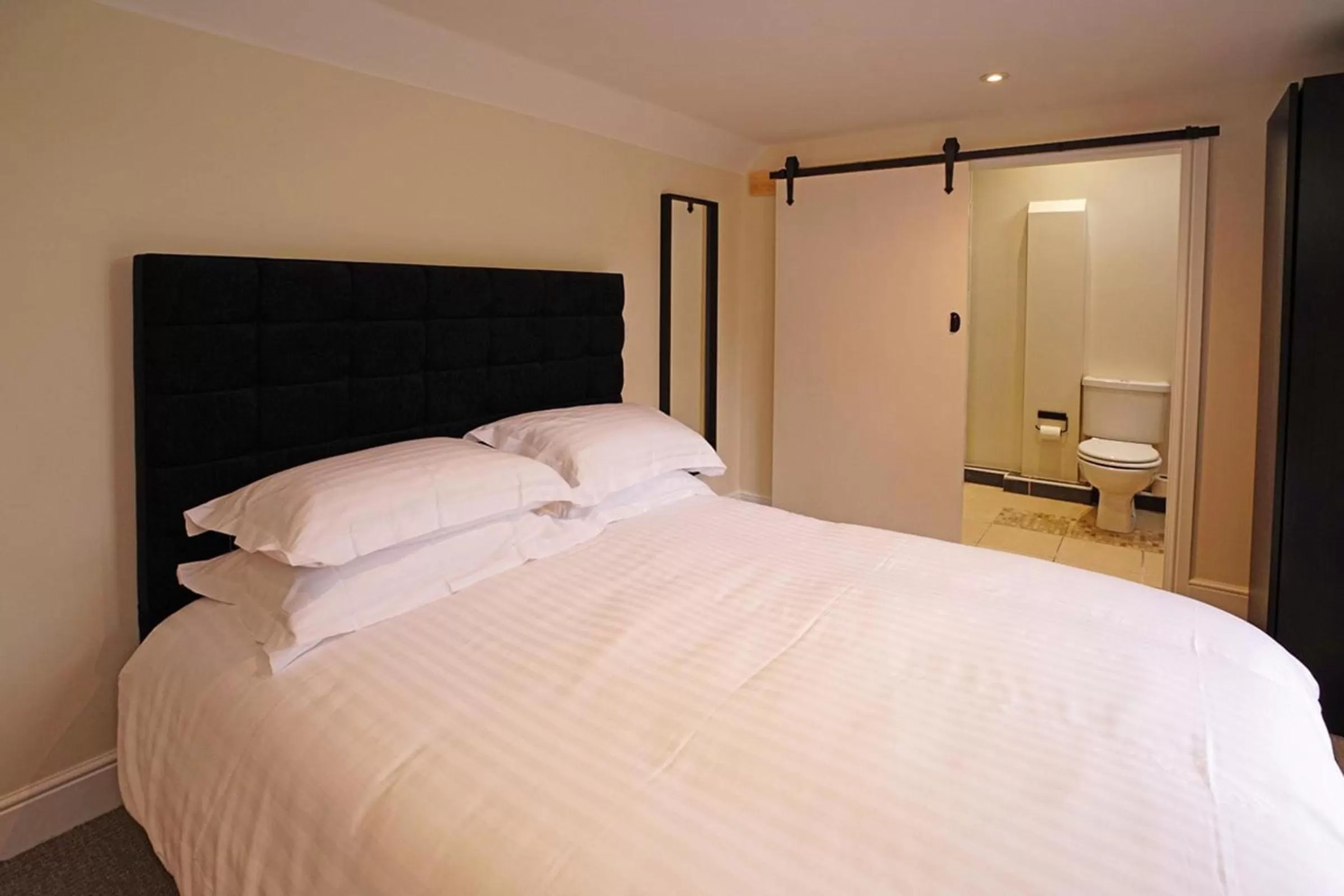 Bedroom, Bed in Greyhound Hever