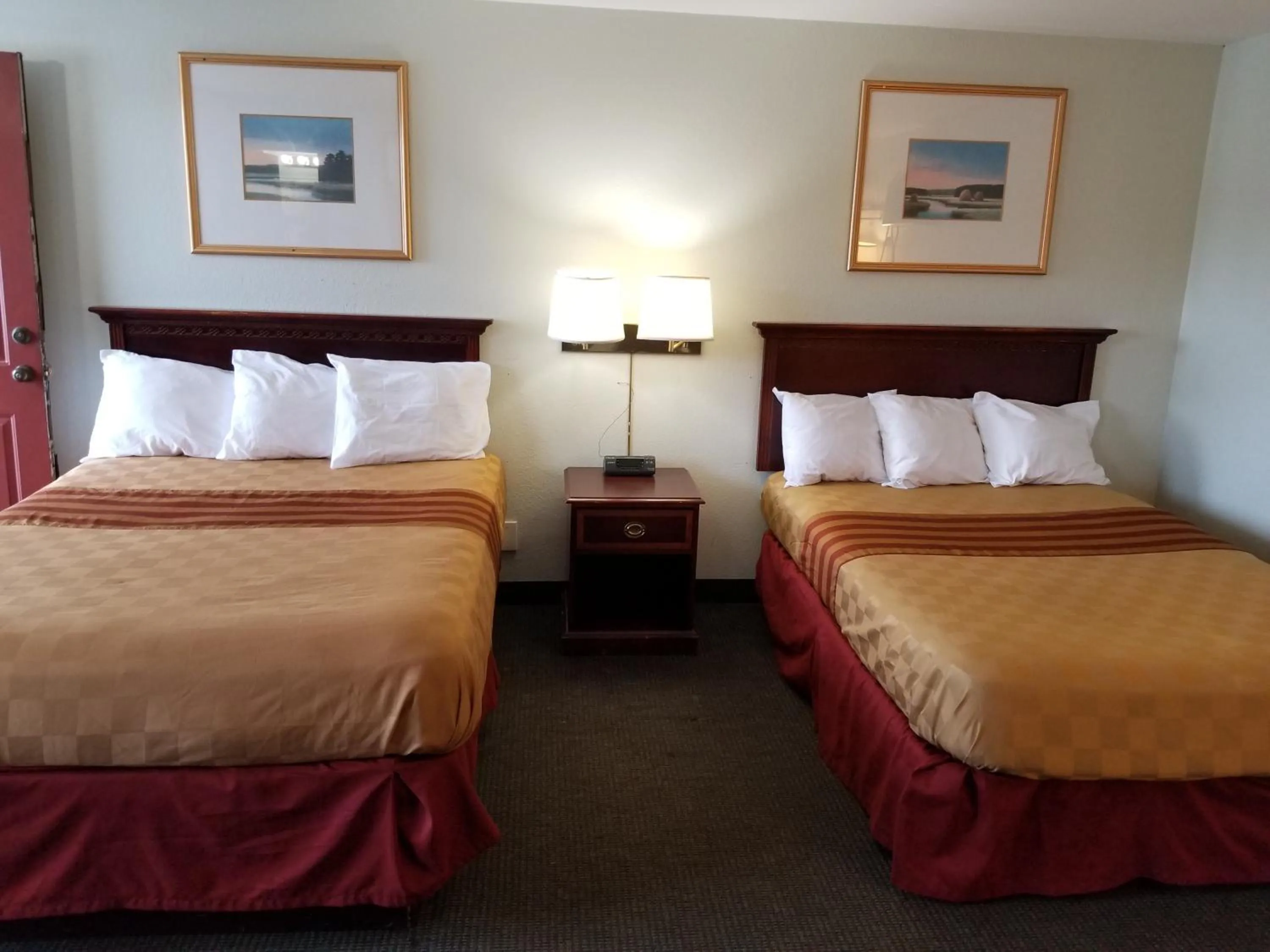 Bed in Budget Inn And Suites Eagan