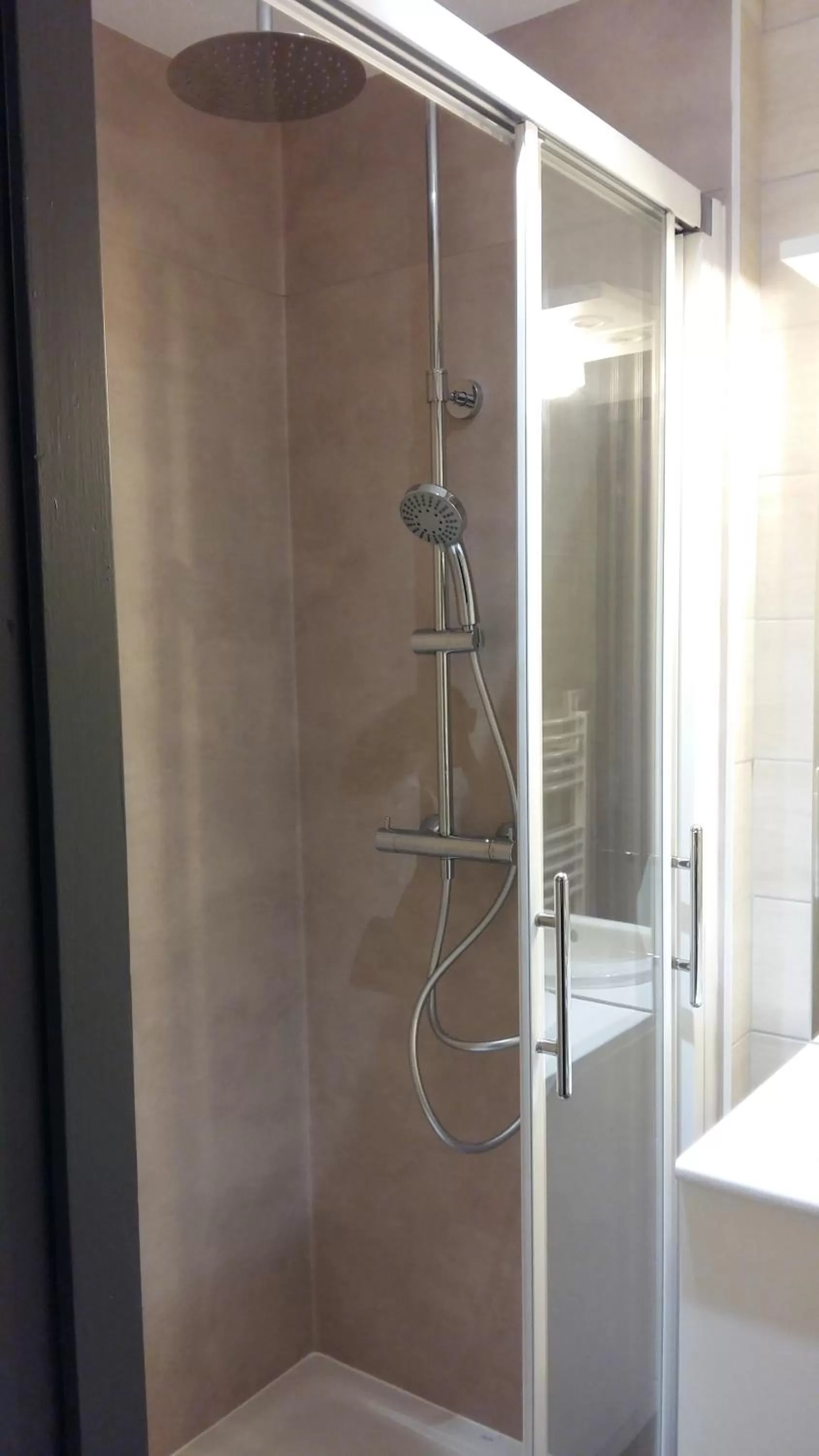 Shower in Hotel Restaurant Du Haut Du Roc