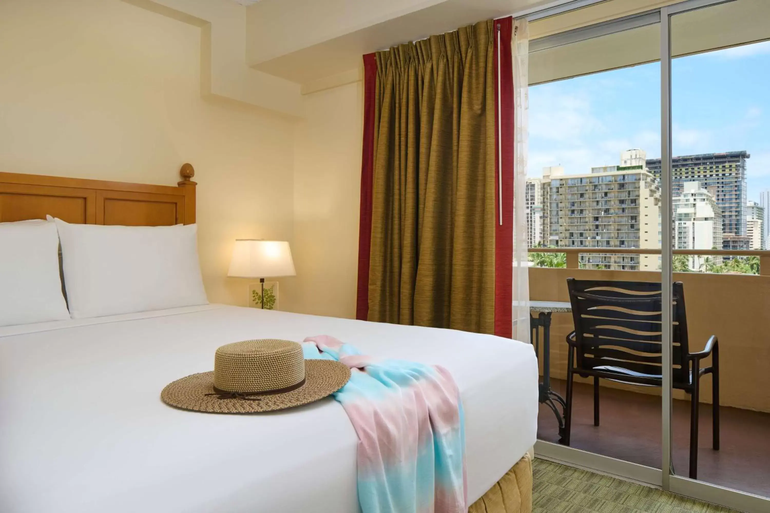 One-Bedroom Kitchenette with One Queen Bed in Waikiki Malia One-Bedroom Kitchenette with One Queen Bed in Waikiki Malia