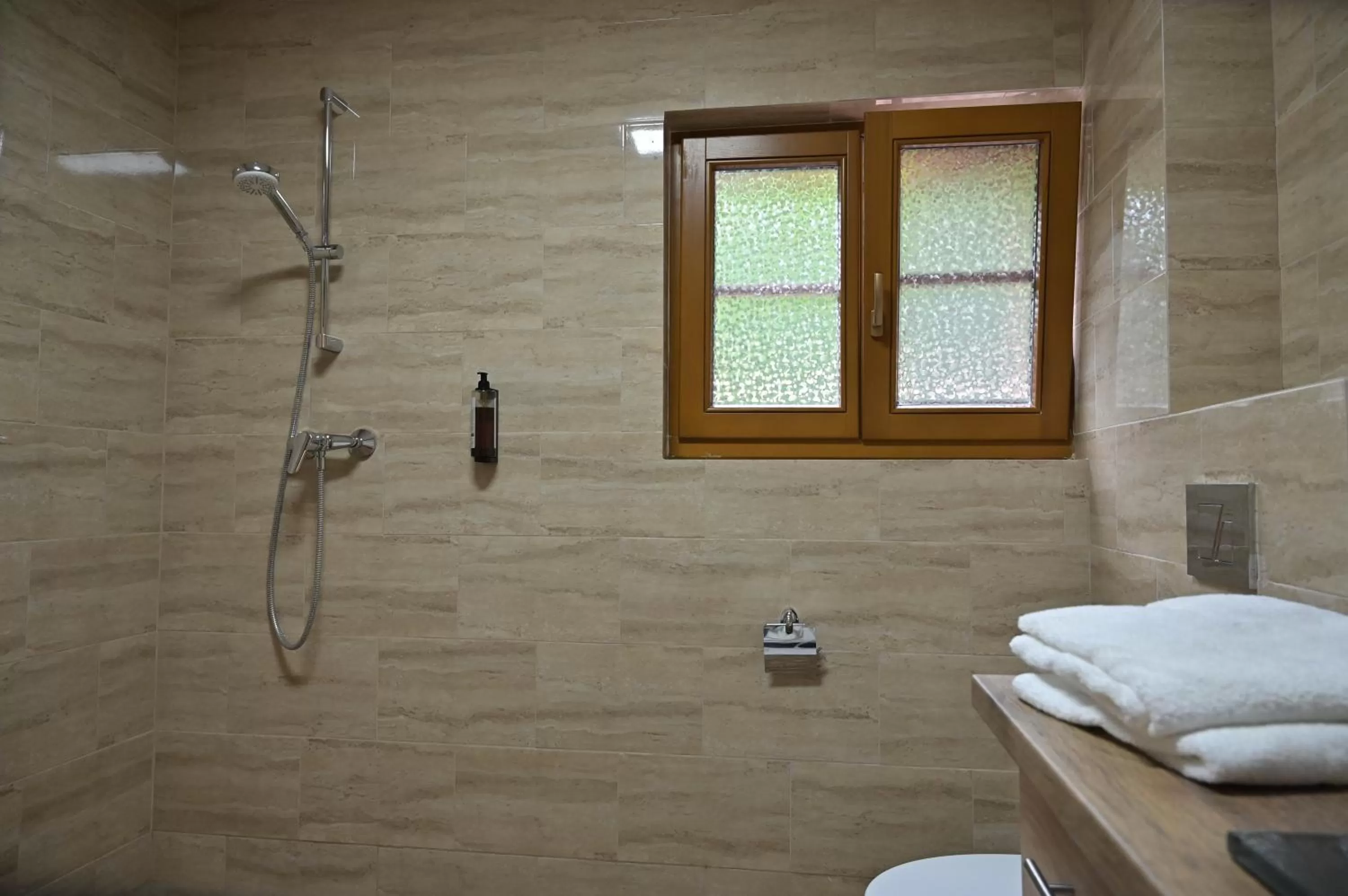 Shower in Conacul Radacinilor