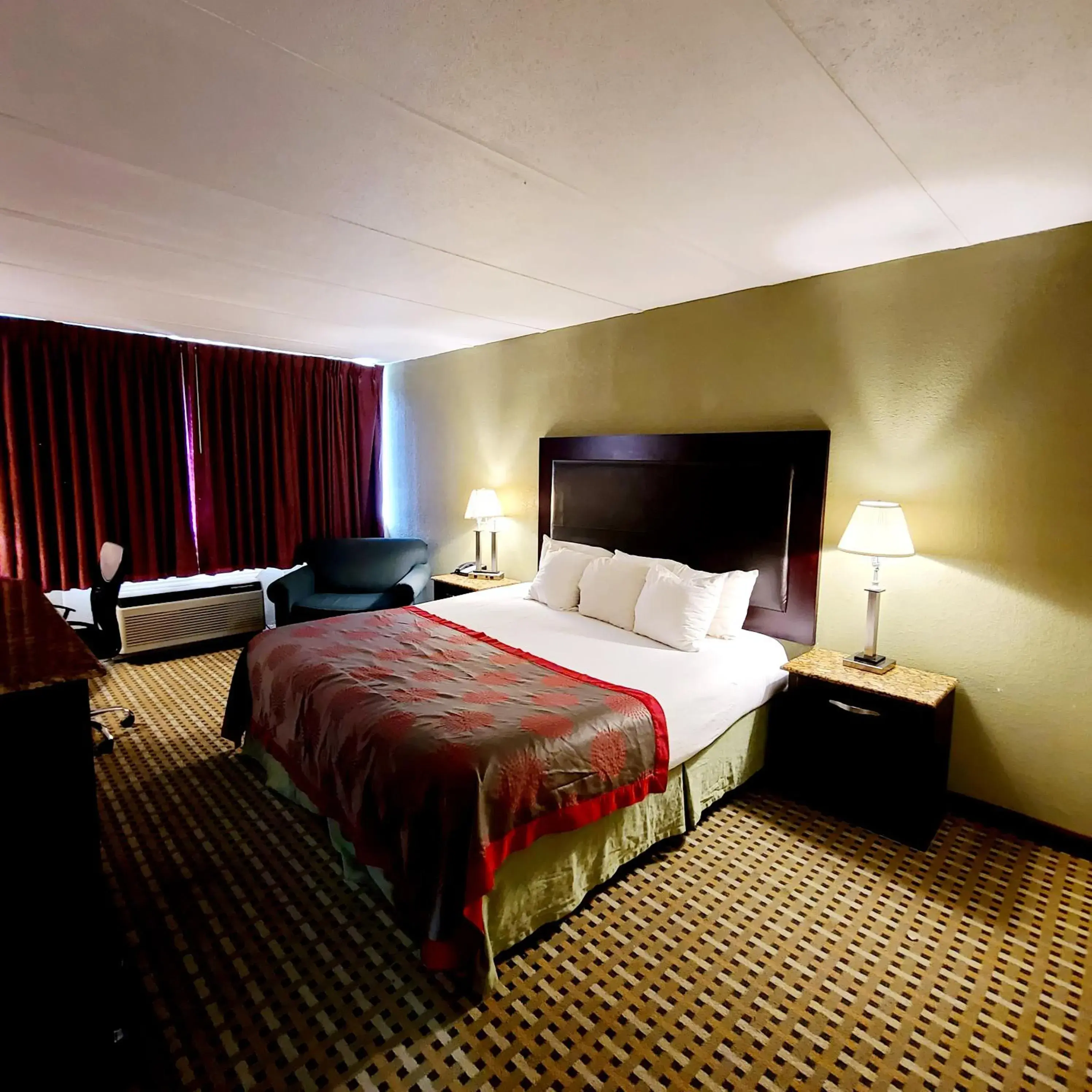 Standard King Room - Non-Smoking in Town Inn Standard King Room - Non-Smoking in Town Inn