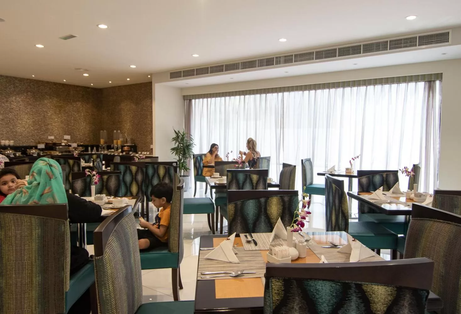 Restaurant/places to eat in Savoy Crest Hotel Apartments