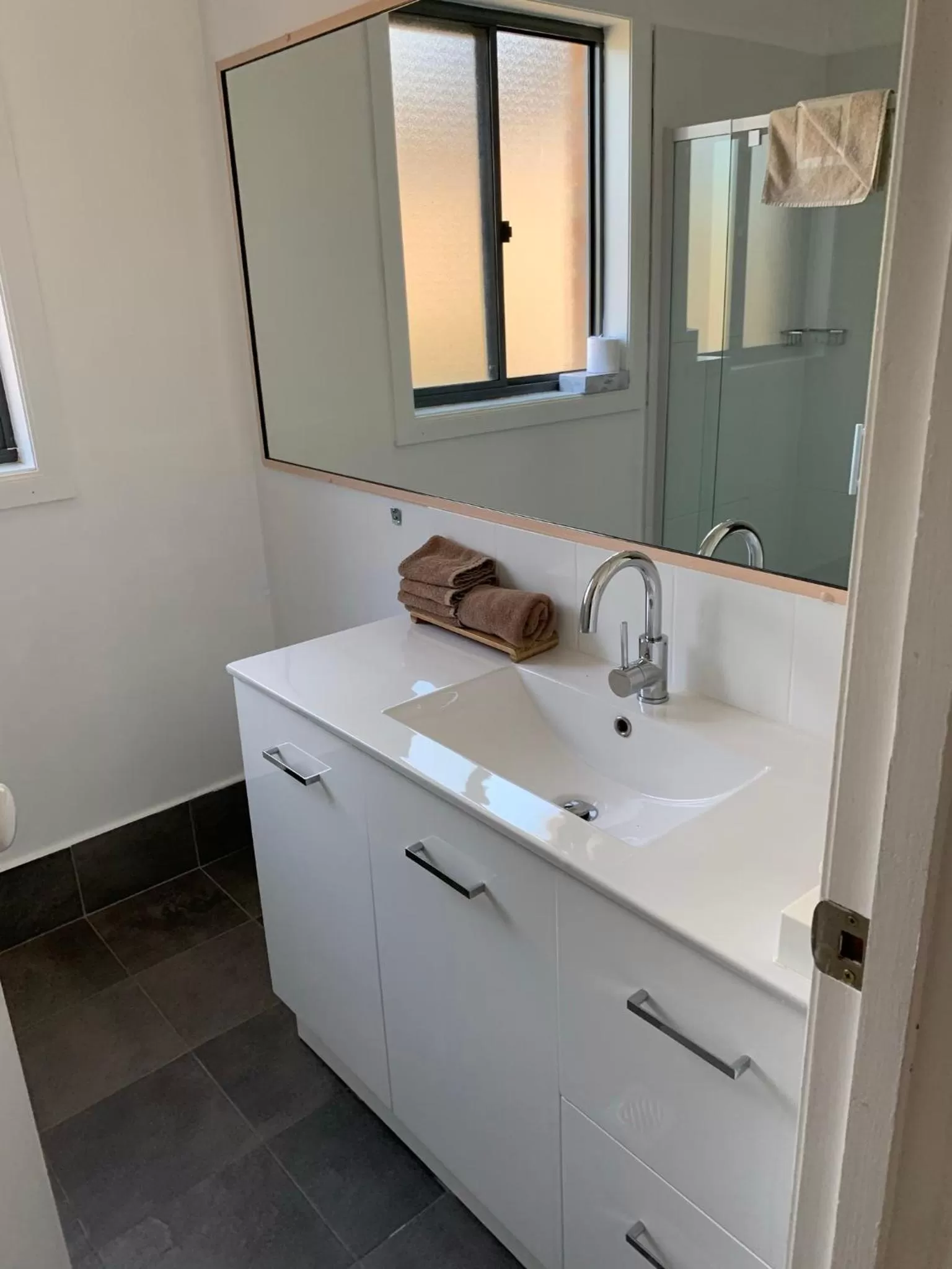 Bathroom in Swaggers Motor Inn