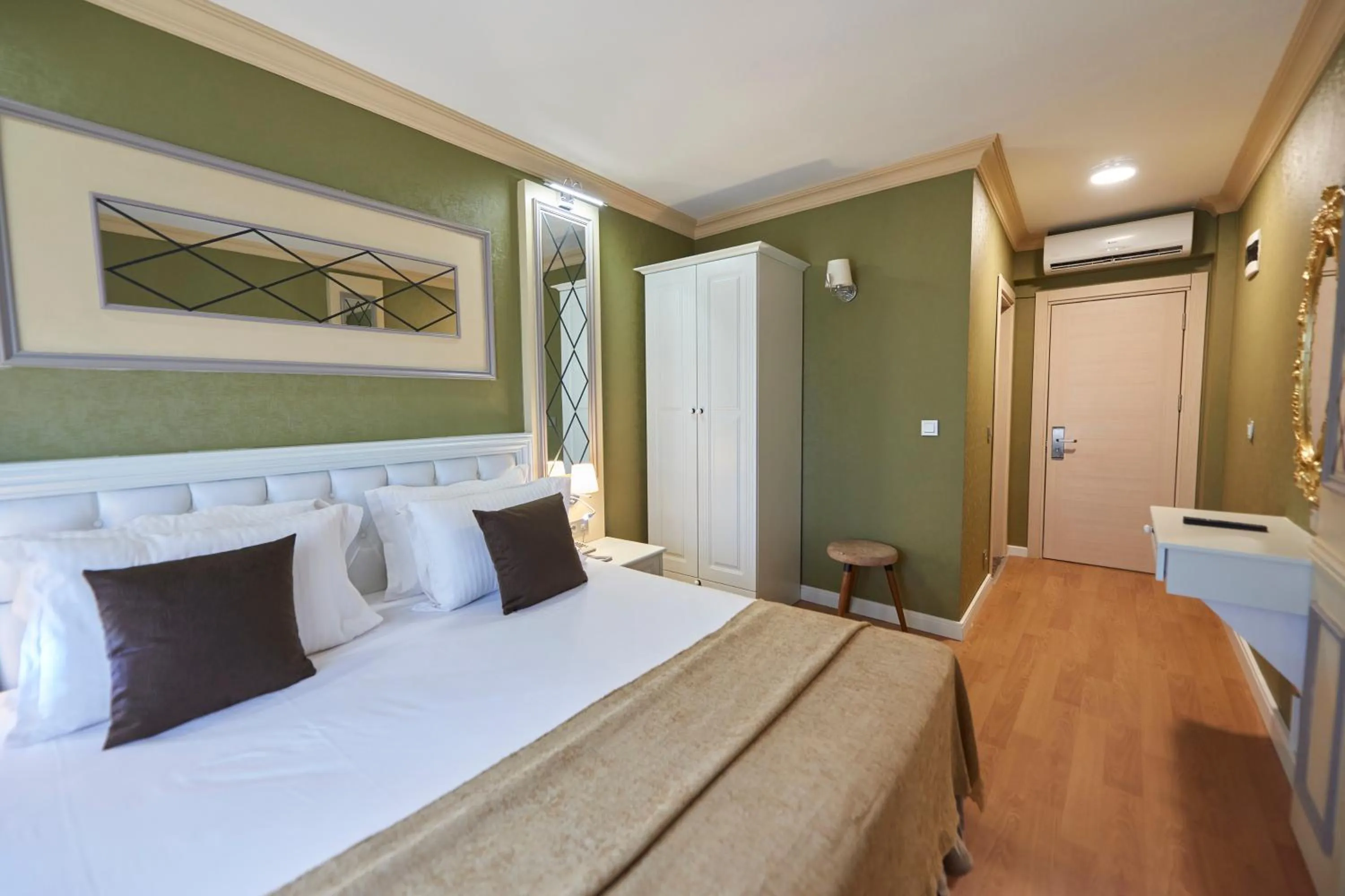 Photo of the whole room, Bed in Sunlight Hotel