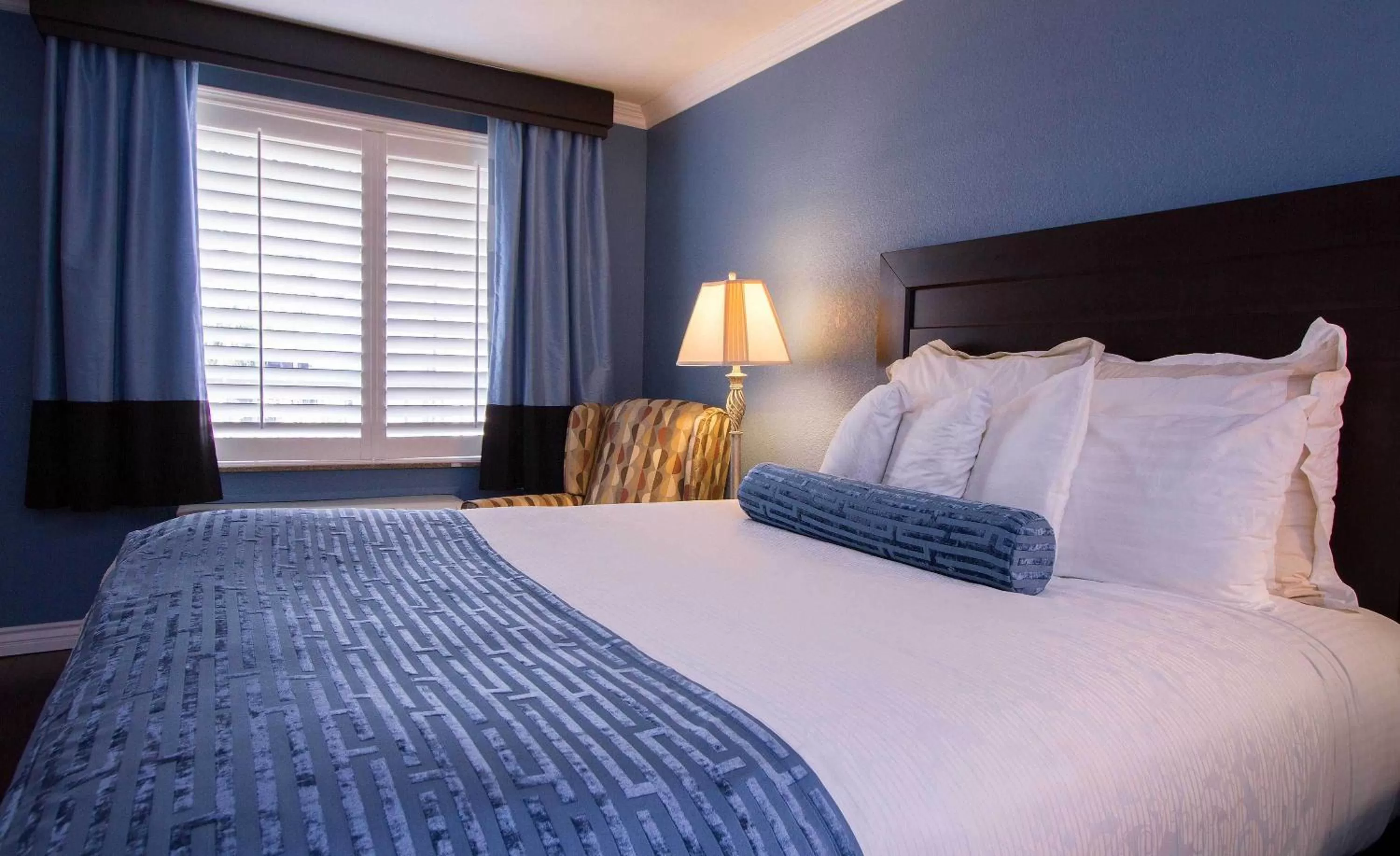 Bed in Regency Inn in Los Angeles