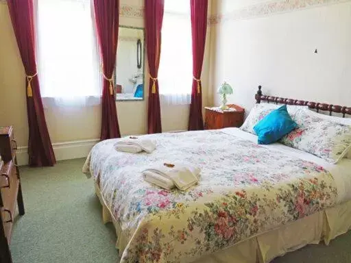 Deluxe Queen Room in Braemar House B&B and YHA Hostel Deluxe Queen Room in Braemar House B&B and YHA Hostel