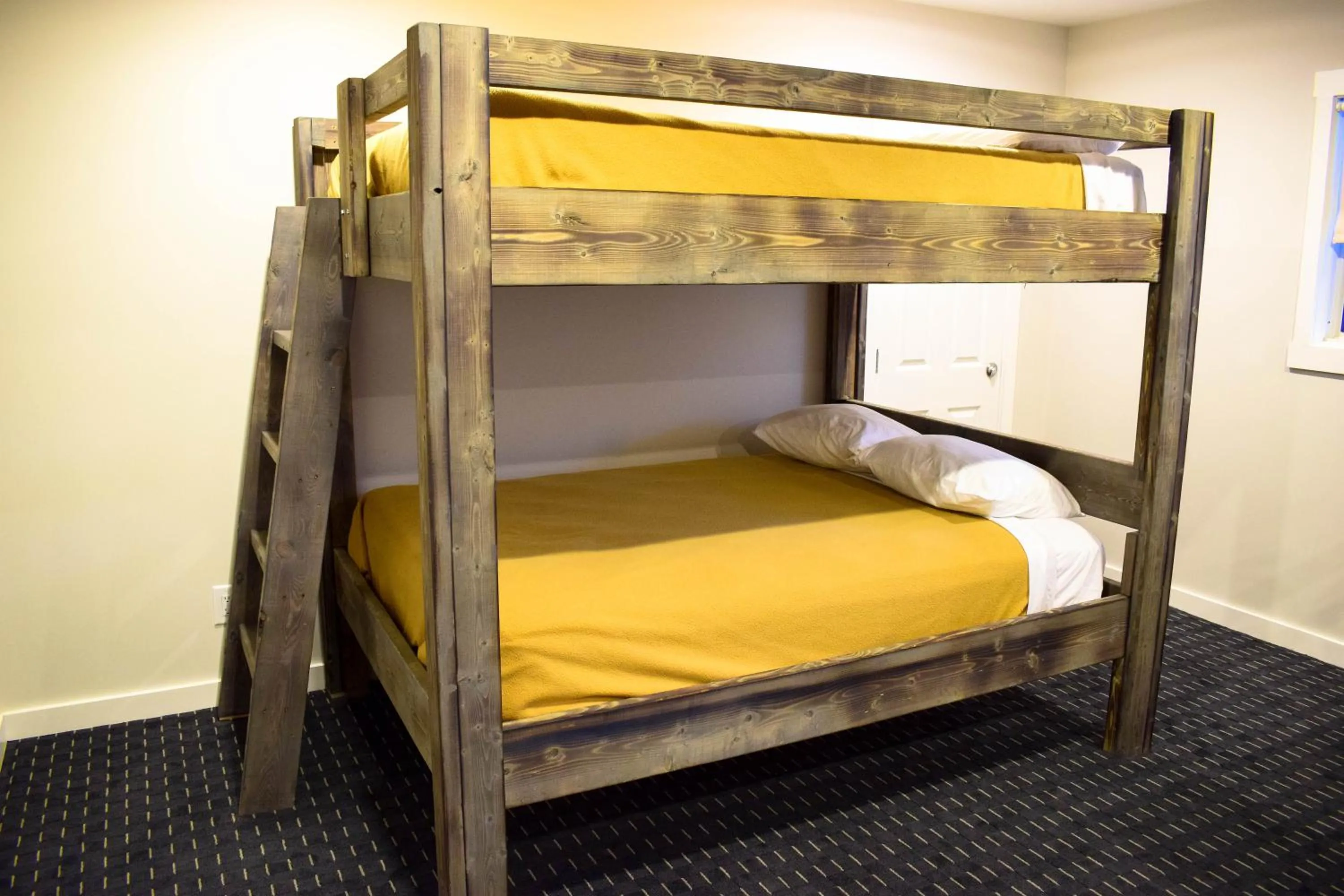 bunk bed, Bed in Peaks Lodge