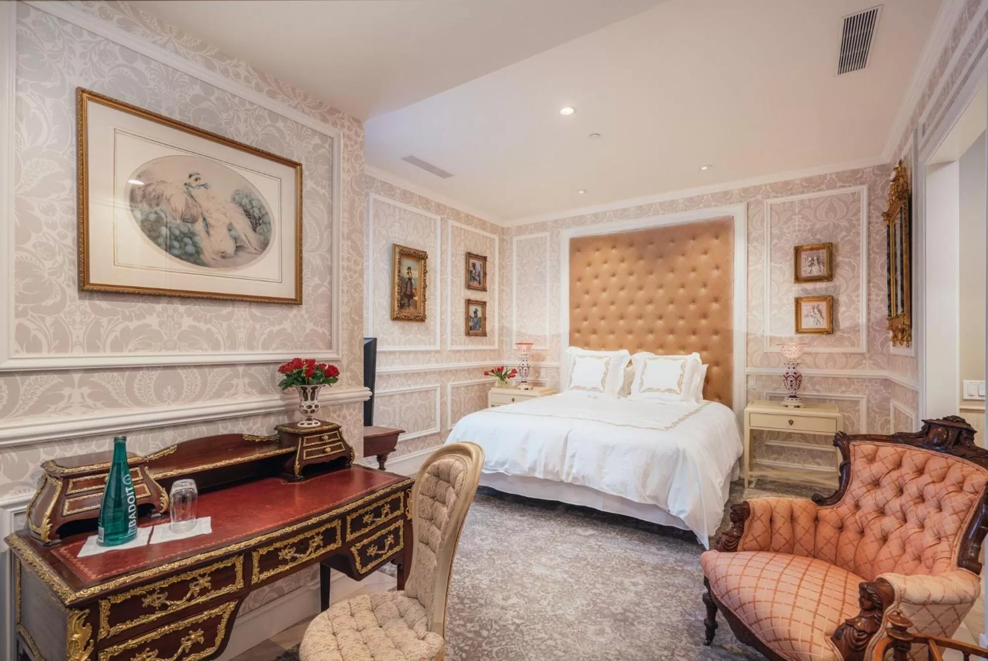 Bedroom, Bed in Neighbourgood Sutter Mansion