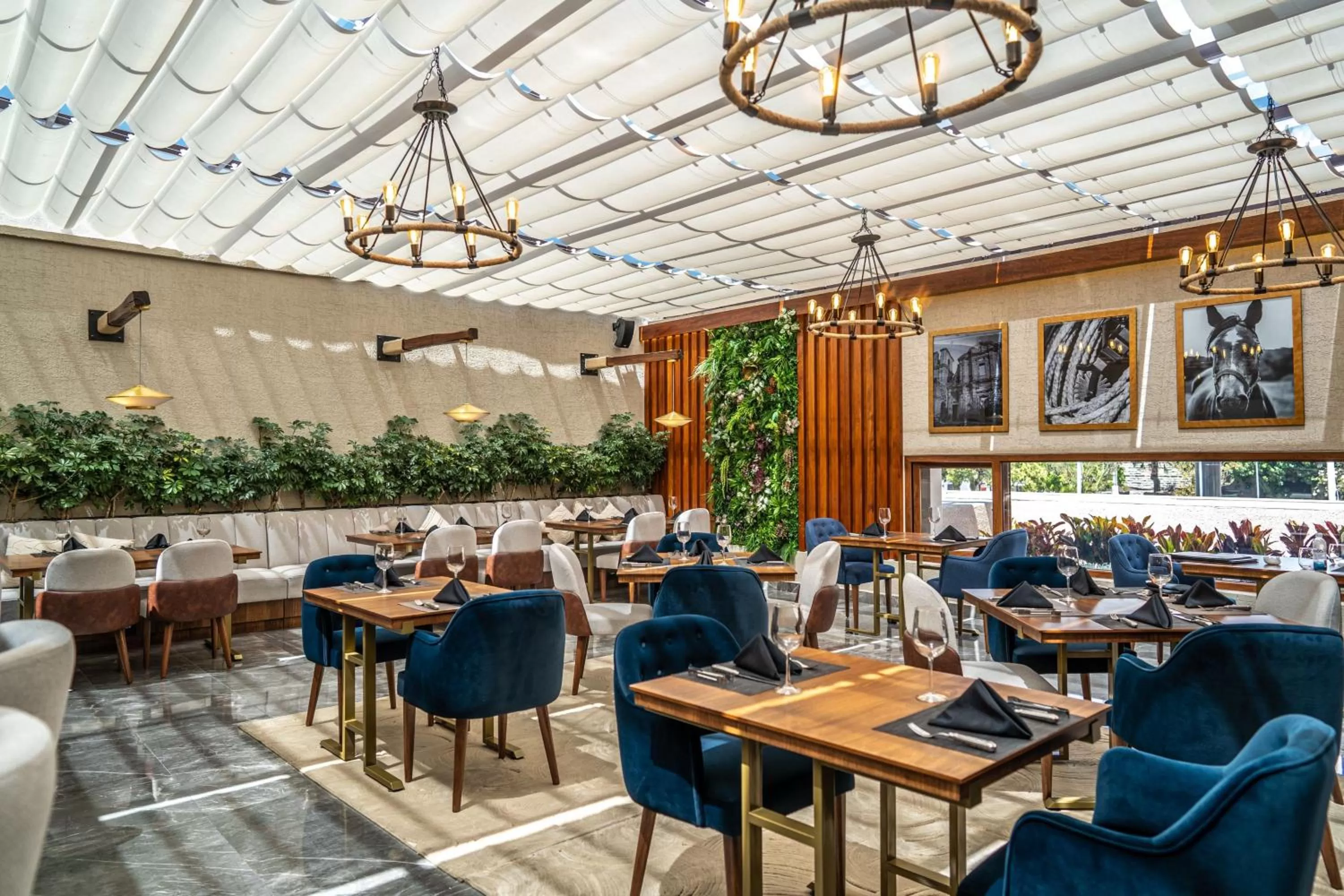 Restaurant/places to eat in JW Marriott Quito